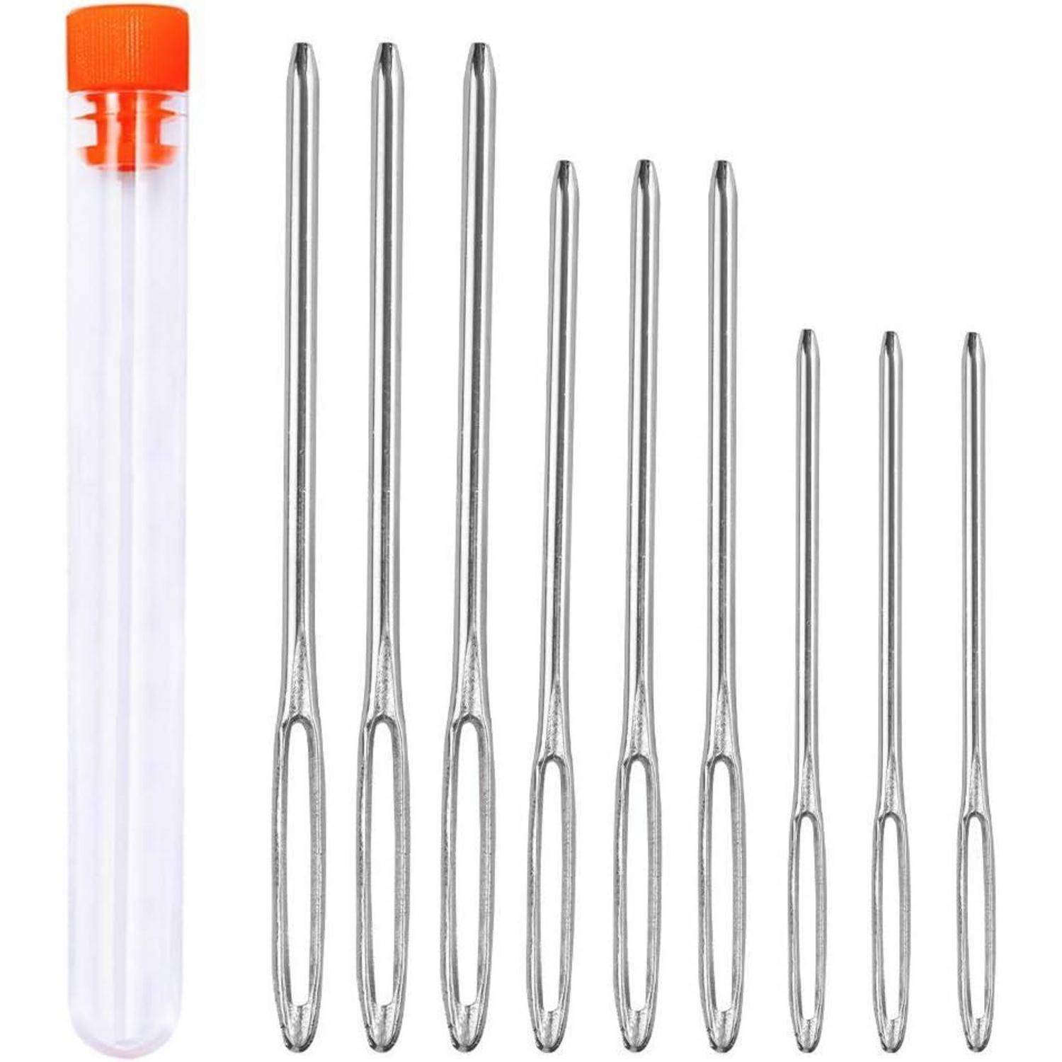 Eine Reihe von neun großen Nähnadeln, die in abnehmender Größe nebeneinander angeordnet sind, neben einem durchsichtigen Plastikröhrchen mit einem orangefarbenen Deckel.