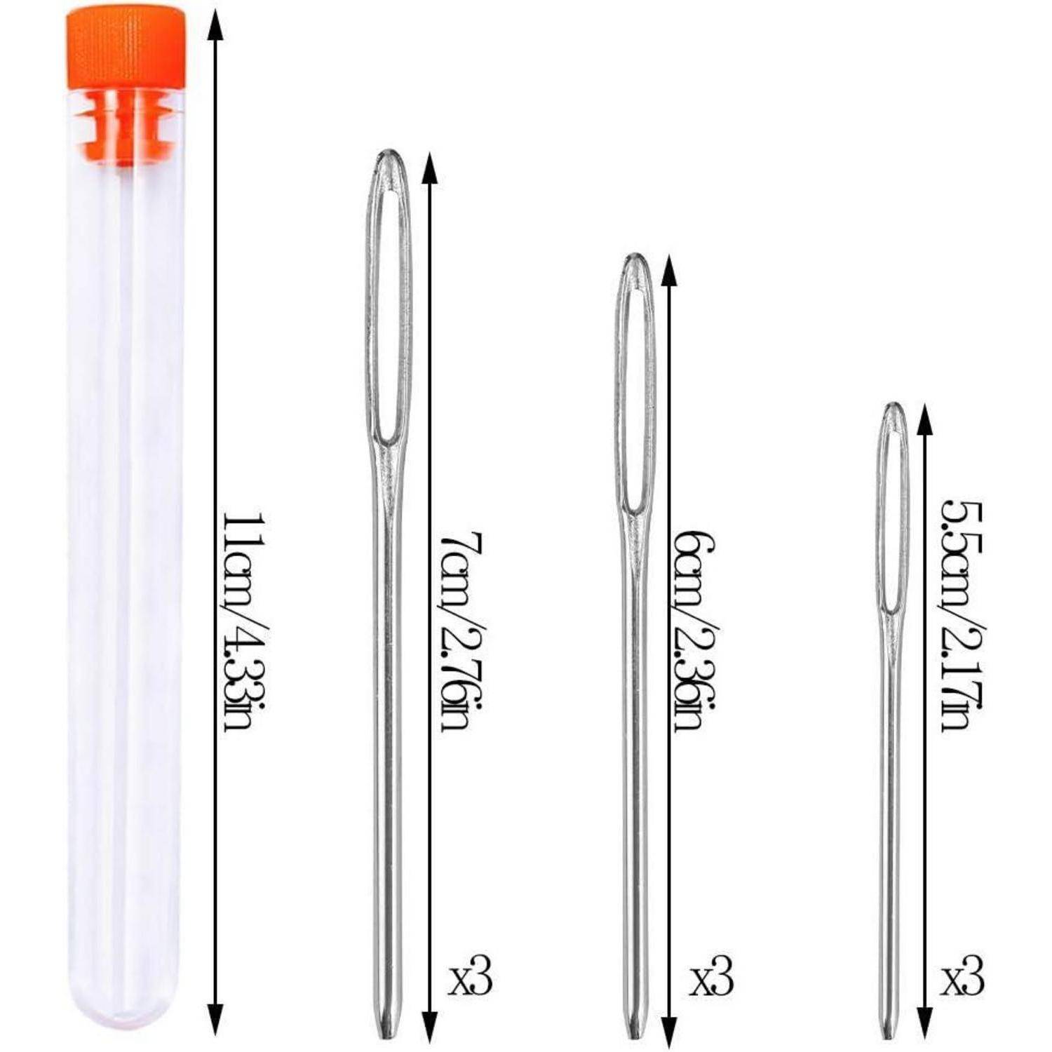 Reagenzglas mit orangefarbener Kappe, 11 cm hoch, und drei Nähnadeln: 7 cm, 6 cm und 5,5 cm lang, jeweils in Dreiersets.