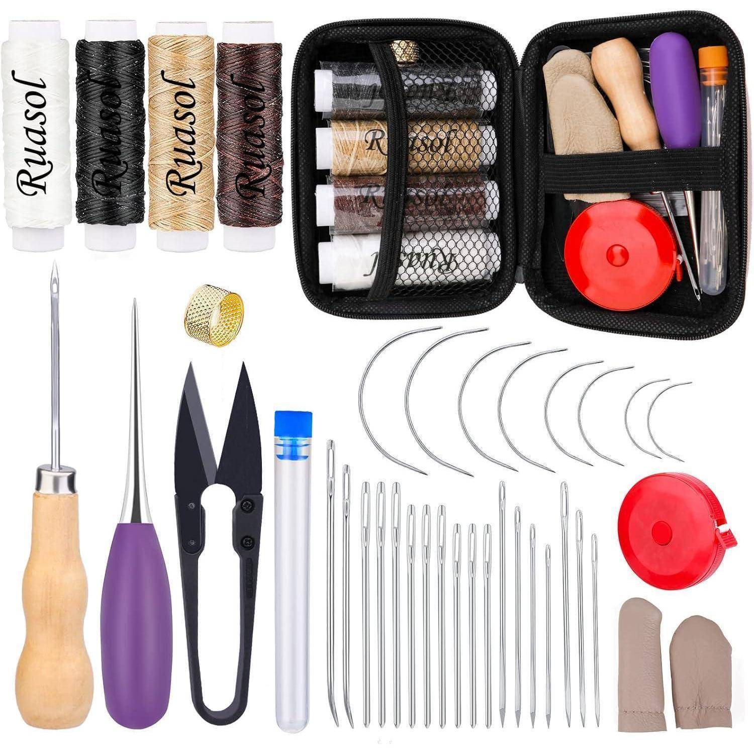 Nähset mit Nadeln, verschiedenen Fadenspulen, Fingerhut, Schere und Maßband in einer schwarzen Tasche.