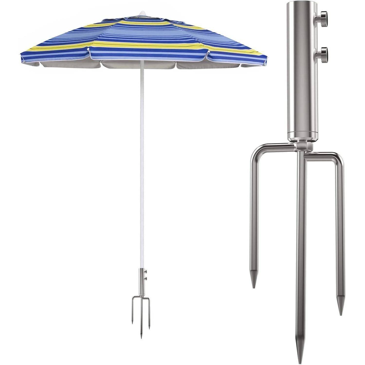 Ein blau-gelb gestreifter Regenschirm mit einer spitzen, rostfreien Stahlbasis, die zum Befestigen im Sand oder weichem Untergrund entwickelt wurde.