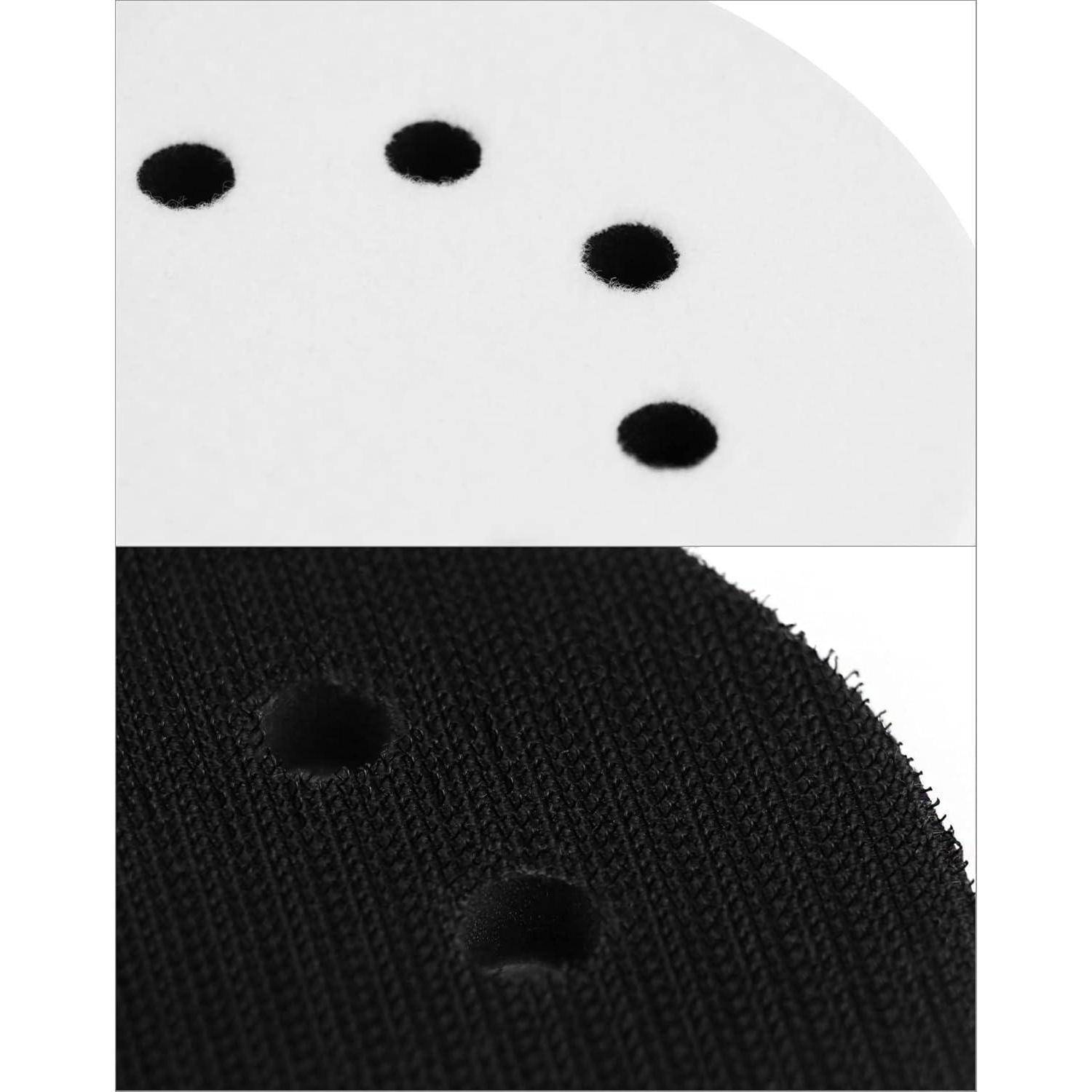 Zwei kreisförmige Schleifpads werden gezeigt: ein weißes mit fünf Löchern und ein schwarzes mit umgekehrter Textur, die für die Oberflächenbearbeitung verwendet werden.