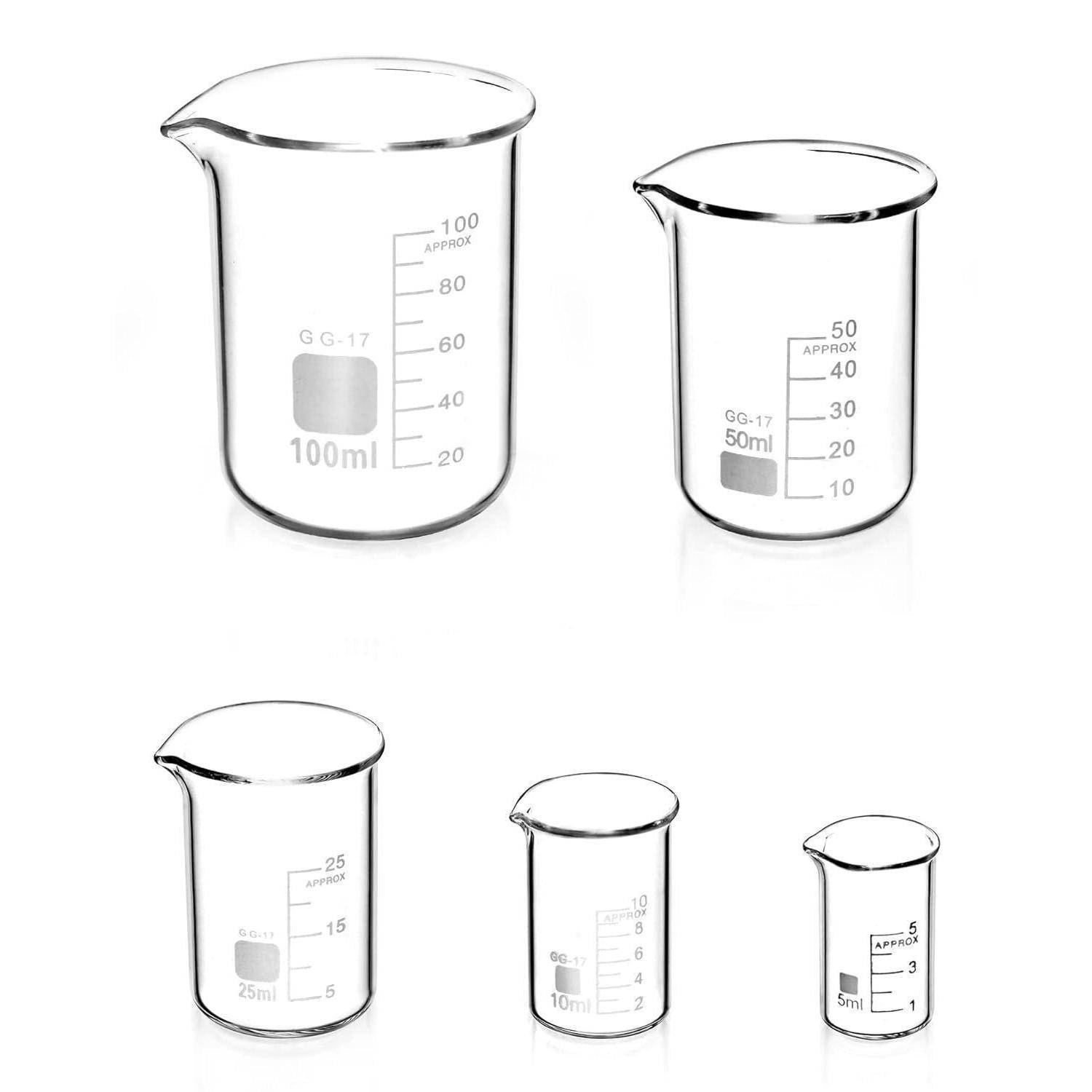 Fünf transparente Glasbecher in unterschiedlichen Größen und Messungen, von 5 ml bis 100 ml, jeweils mit Volumenmarkierungen versehen.