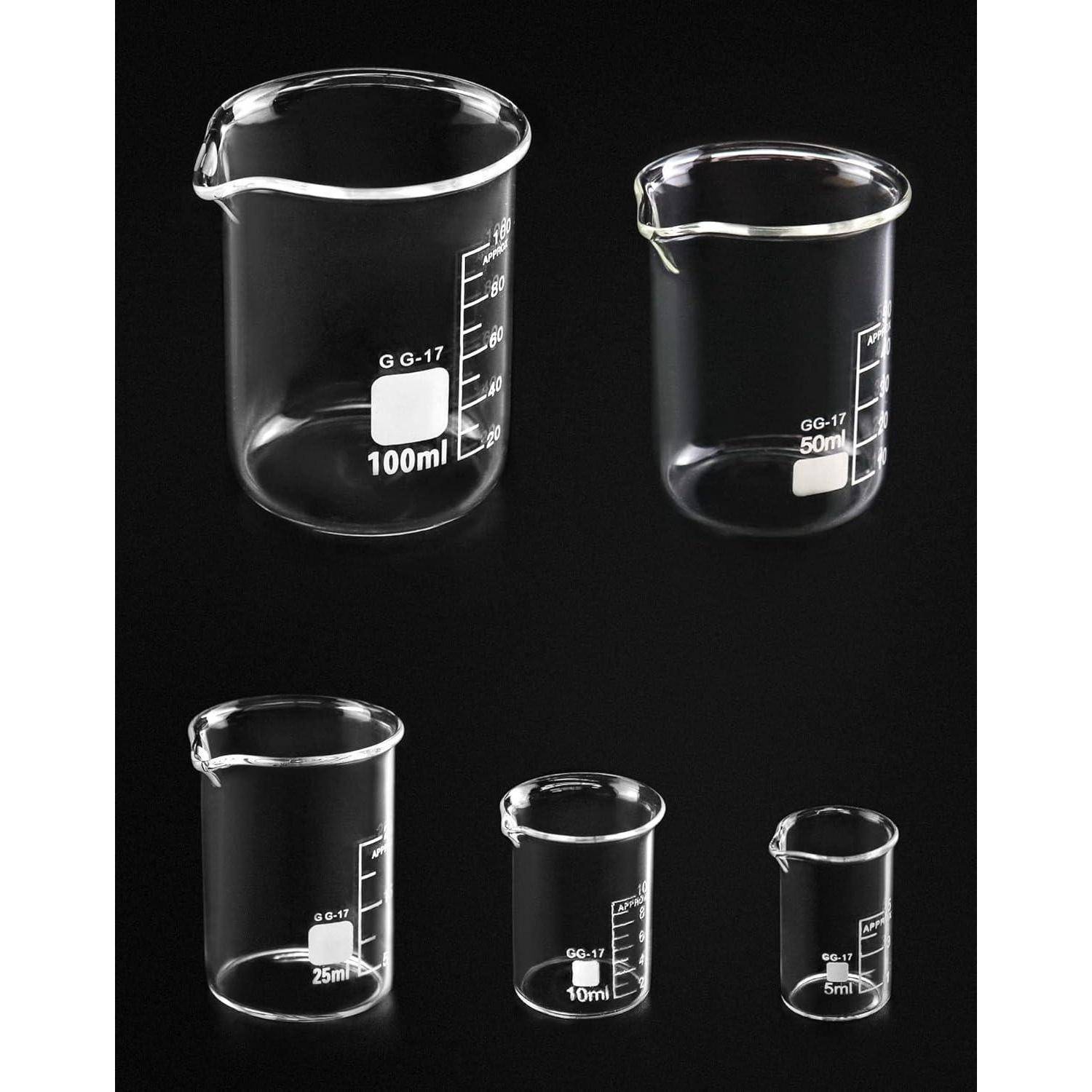 Ein Satz von vier transparenten Bechern unterschiedlicher Größen, mit Messungen beschriftet: 100ml, 50ml, 25ml und 10ml, auf einem schwarzen Hintergrund.
