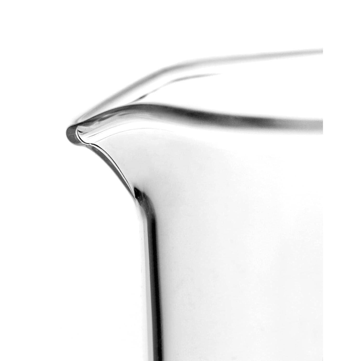 Eine Nahaufnahme einer glänzenden, geschwungenen metallischen Oberfläche mit einer scharfen Kante, höchstwahrscheinlich die Ecke eines modernen Objekts, die dessen cleanes Design betont.
