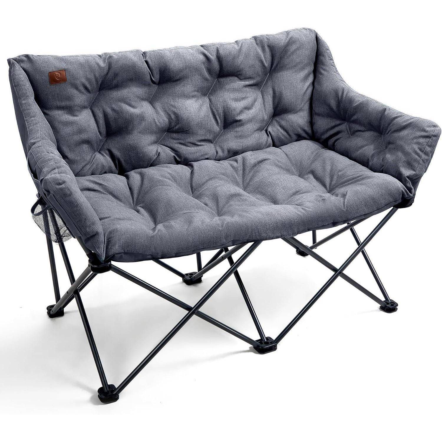 Ein blauer gepolsterter Campingstuhl mit Doppelsitz, Stahlrahmen und gepolsterter Polsterung, der bequeme mobile Sitzgelegenheit bietet.