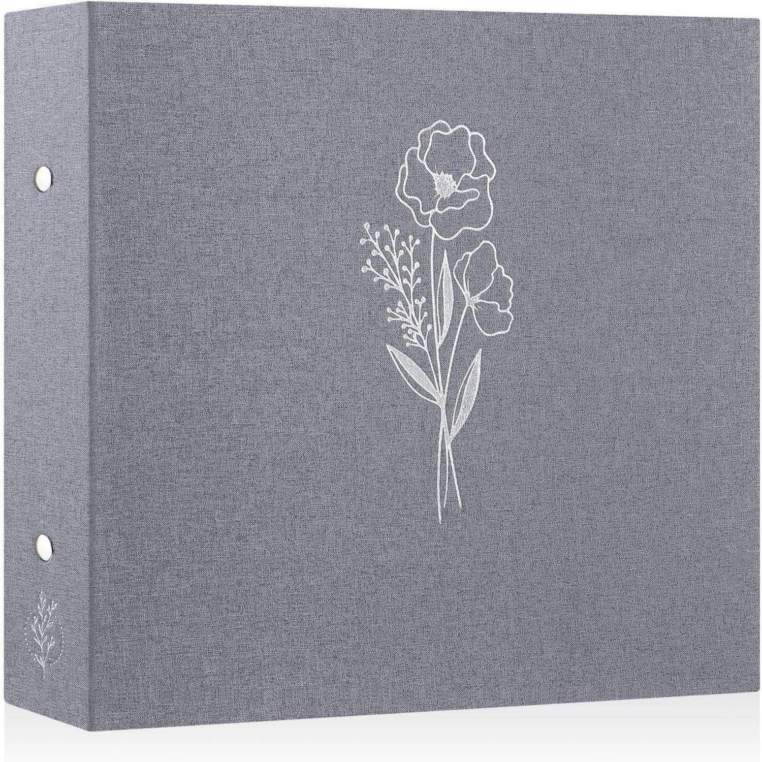 Ein grauer, mit Stoff bezogener Ordner mit einem weißen Blumendesign, das zwei große Blumen und kleinere Blätter auf der Vorderseite zeigt.
