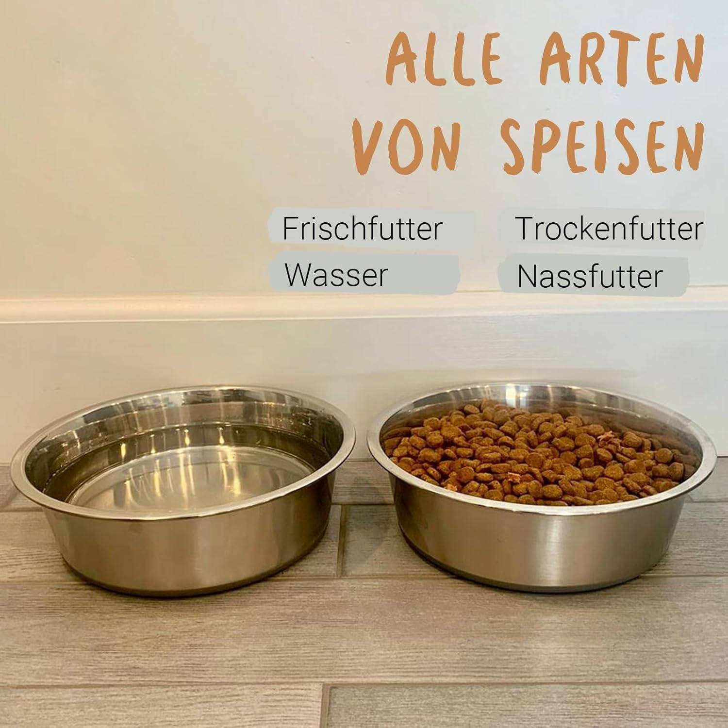 Zwei Metallschüsseln auf einem Holzboden; eine enthält Wasser, die andere trockenes Tierfutter. Deutscher Text über den verschiedenen Arten von Tierfutter.