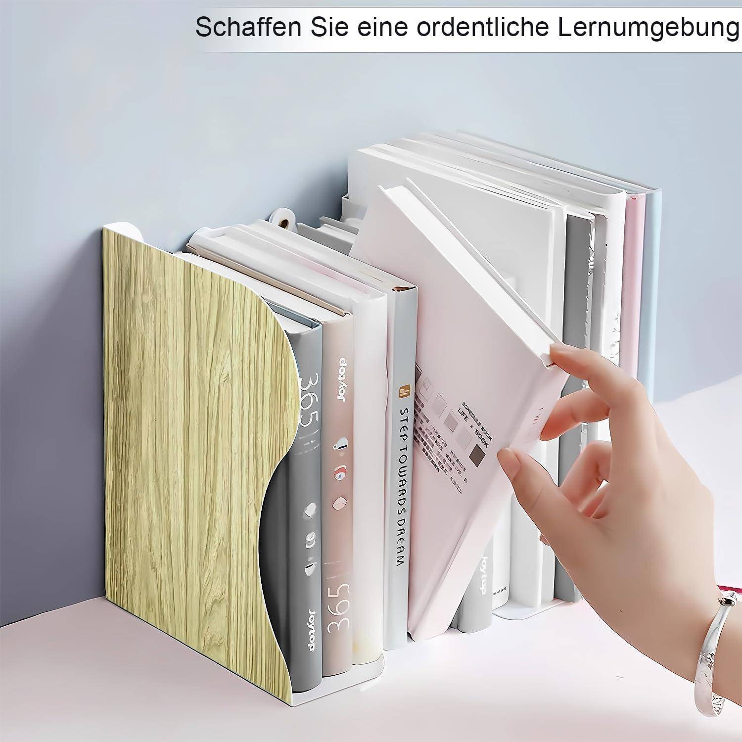 Eine Hand richtet Bücher ordentlich zwischen beigen Buchstützen auf einem weißen Tisch. Deutscher Text lautet: „Schaffen Sie eine ordentliche Lernumgebung.