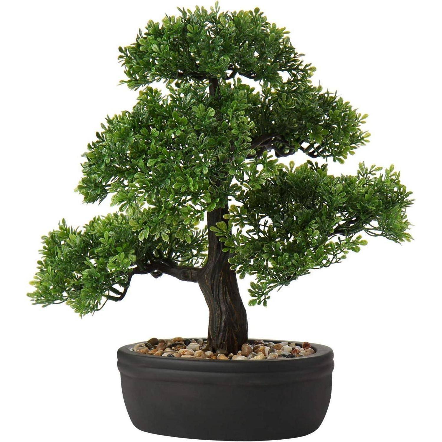 Ein Miniatur-Bonsai-Baum mit üppigem grünem Laub in einem runden, dunklen Topf, gefüllt mit kleinen Kieseln, und einem kunstvoll geschwungenen Stamm.