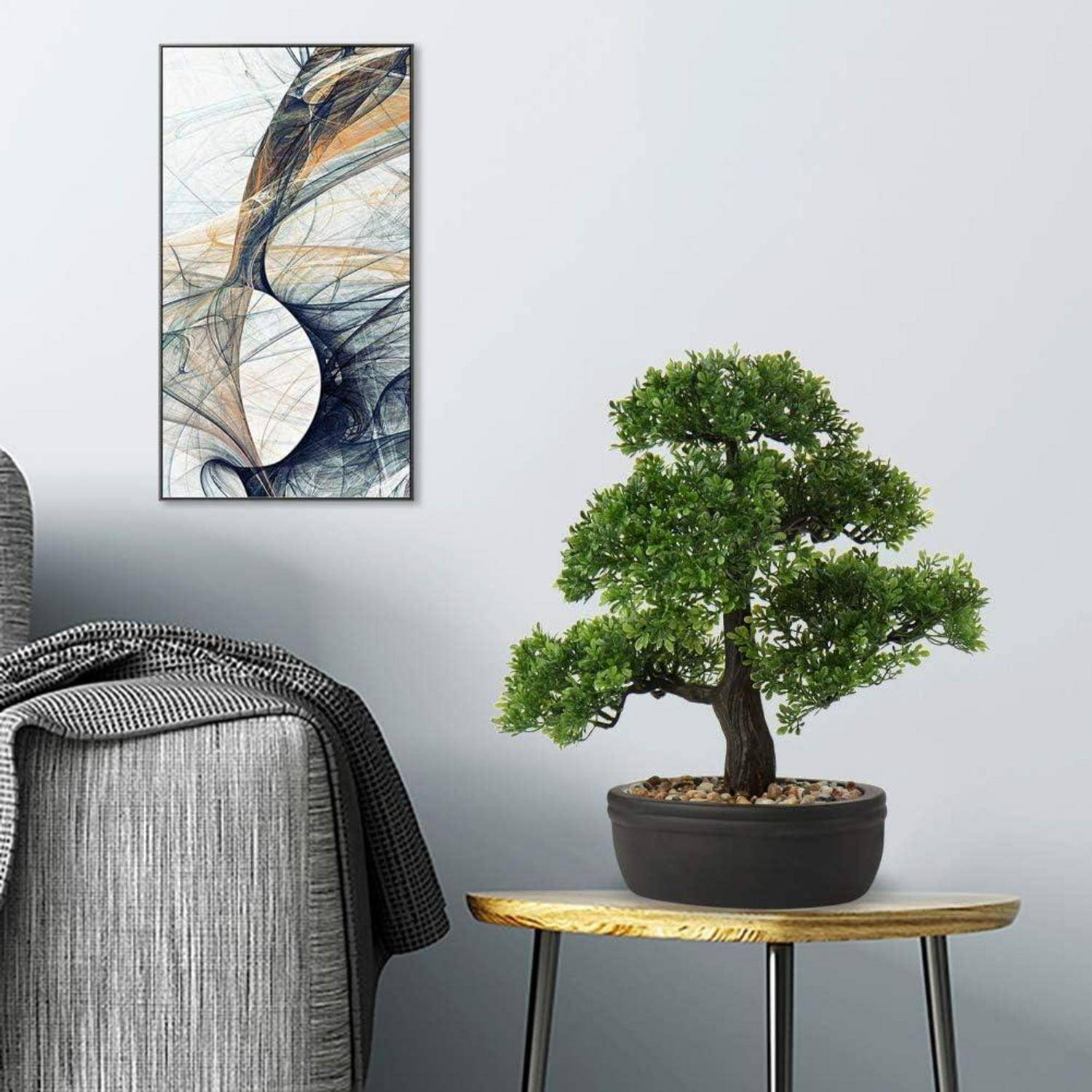 Ein modernes abstraktes Kunstwerk hängt an der Wand neben einem grauen Stuhl. Ein Bonsai-Baum steht auf einem kleinen Holztisch und schafft eine ruhige Atmosphäre.