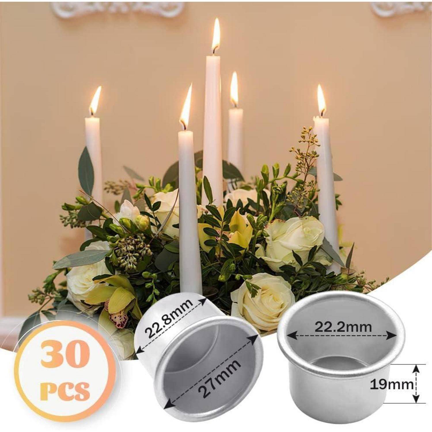 Fünf weiße Kerzen in einem Blumengesteck mit Diagramm, das die Abmessungen des Teelichthalters zeigt: 22,8 mm und 22,2 mm. Text: ‚30 STK'.
