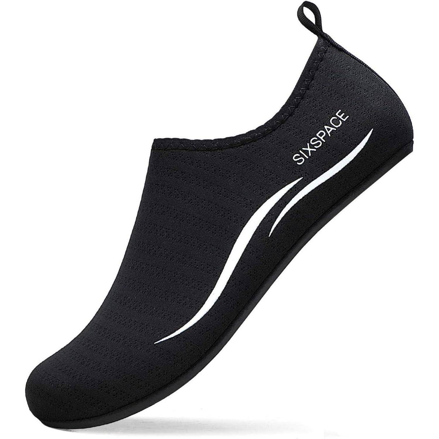 Ein schwarzer Wasserschuh mit 'SIXSPACE' Branding an der Seite und einem minimalistischen Design, versehen mit einem geschwungenen weißen Linienakzent.