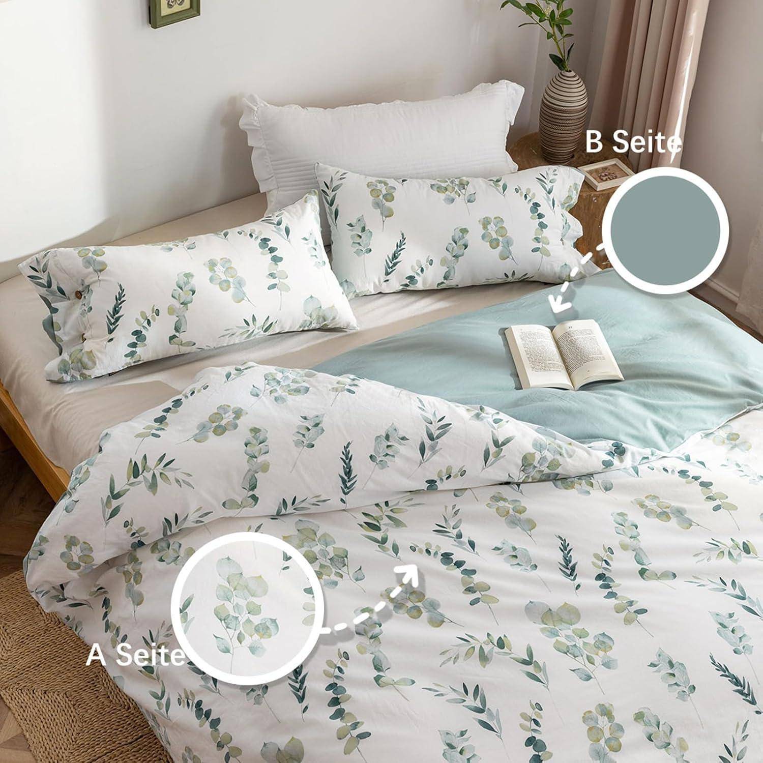 Schlafzimmer mit einem Bett, das mit Bettwäsche mit Blumenmuster in hellen Grün- und Weißtönen bezogen ist. Zwei beschriftete Seiten: ‚A Seite' und ‚B Seite'. Ein Buch liegt geöffnet auf dem Bett.