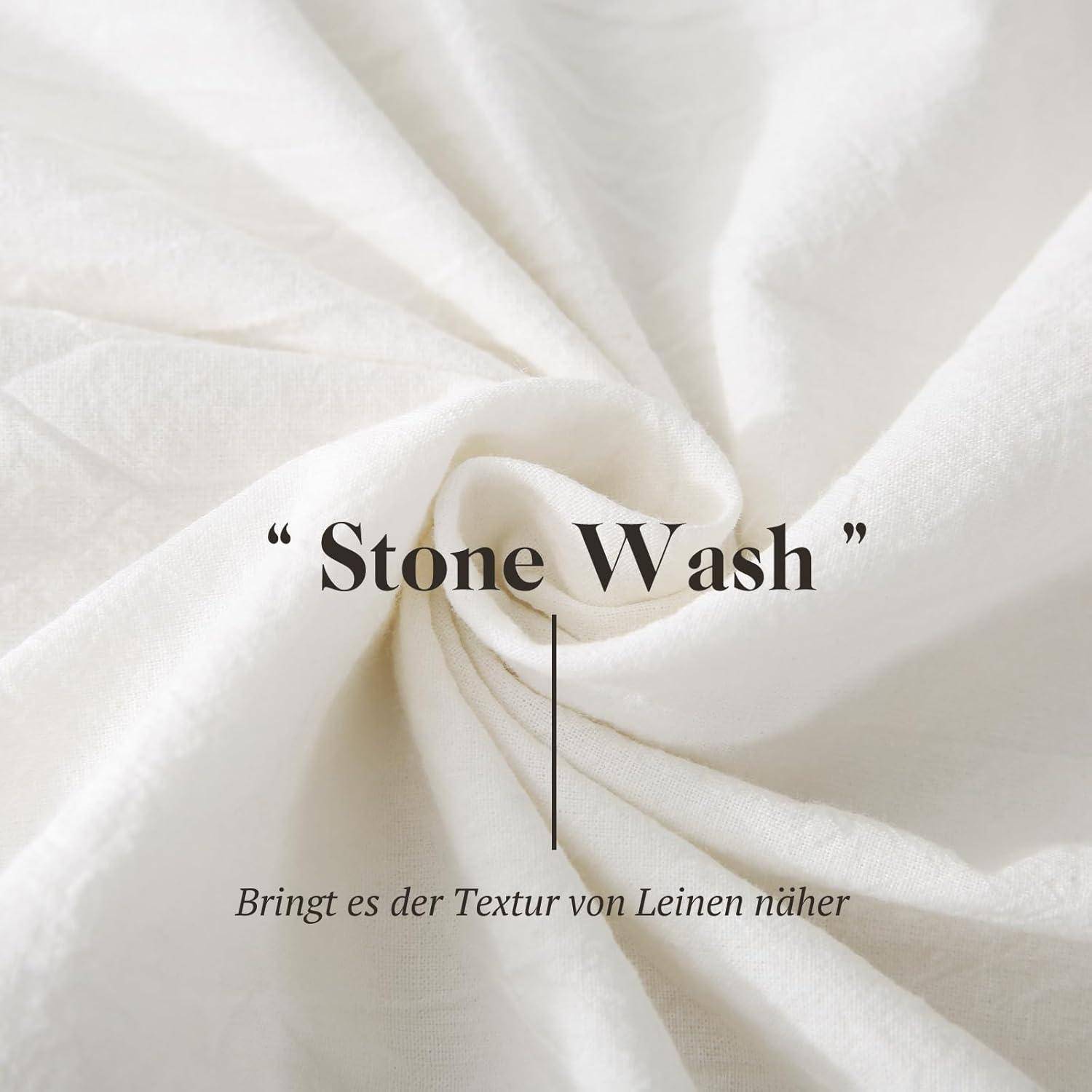Eine Nahaufnahme von weißem, strukturiertem Stoff mit den Worten ‚Stone Wash', die die leinenähnliche Textur des Materials betonen.