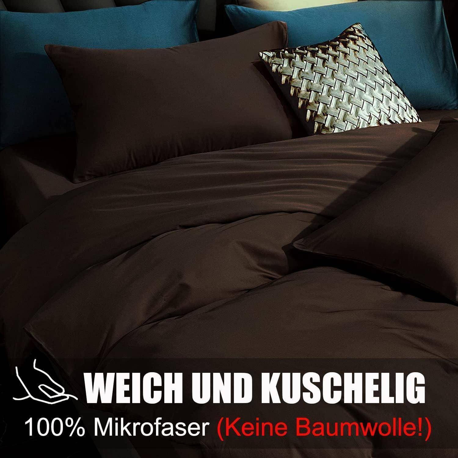 Ein Bett mit dunkelbraunen Laken und Kissen, versehen mit einem dekorativen gewebten Kissen. Text lautet: 'Weich und kuschelig', '100% Mikrofaser (Keine Baumwolle!)