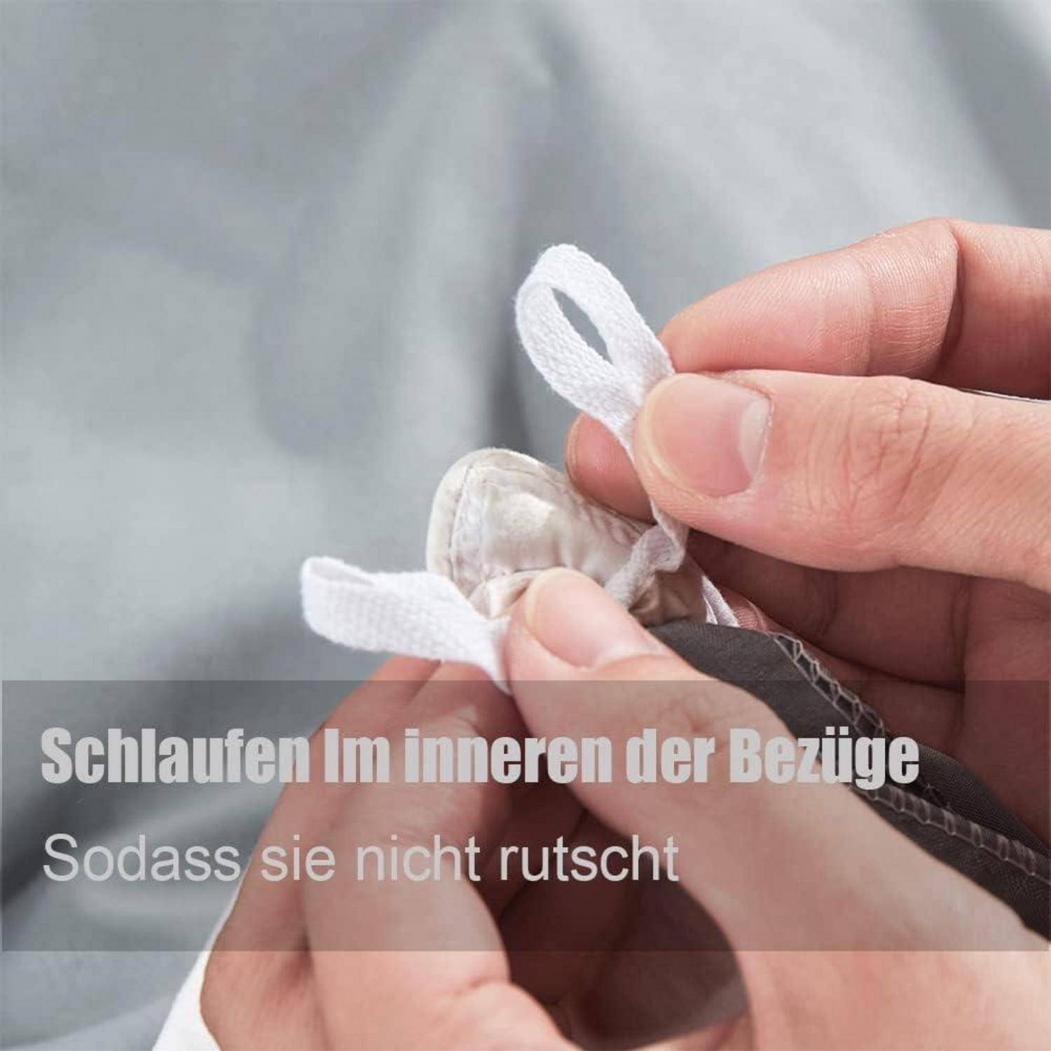 Eine Hand zieht eine Schlaufe durch eine Kissenbezug-Ecke, um die Bettwäsche zu befestigen. Der deutsche Text lautet: 