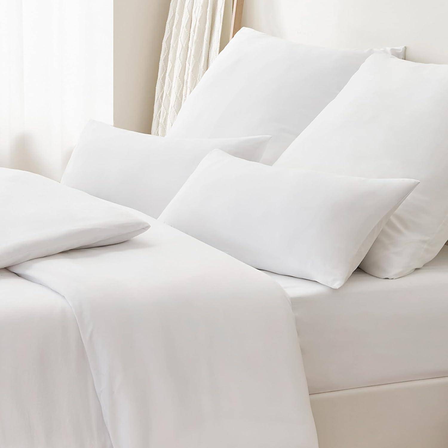 Ein ordentlich gemachtes Bett mit weißen Kissen, Bettwäsche und einem Bettdecken in einem hellen, minimalistischen Schlafzimmer.