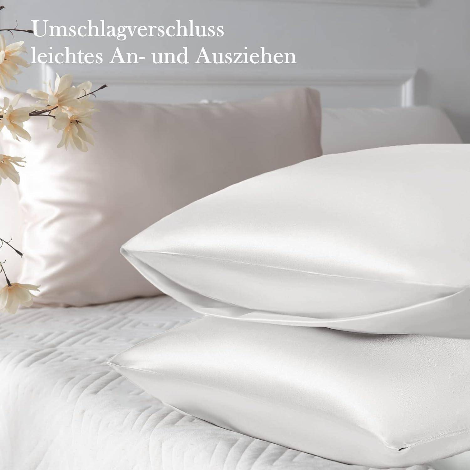 Ein ordentlich gemachtes Bett mit weißen Kissen und Bettwäsche, auf dem Text 'Umschlagverschluss, leichtes An- und Ausziehen' zu sehen ist, daneben Blumen.
