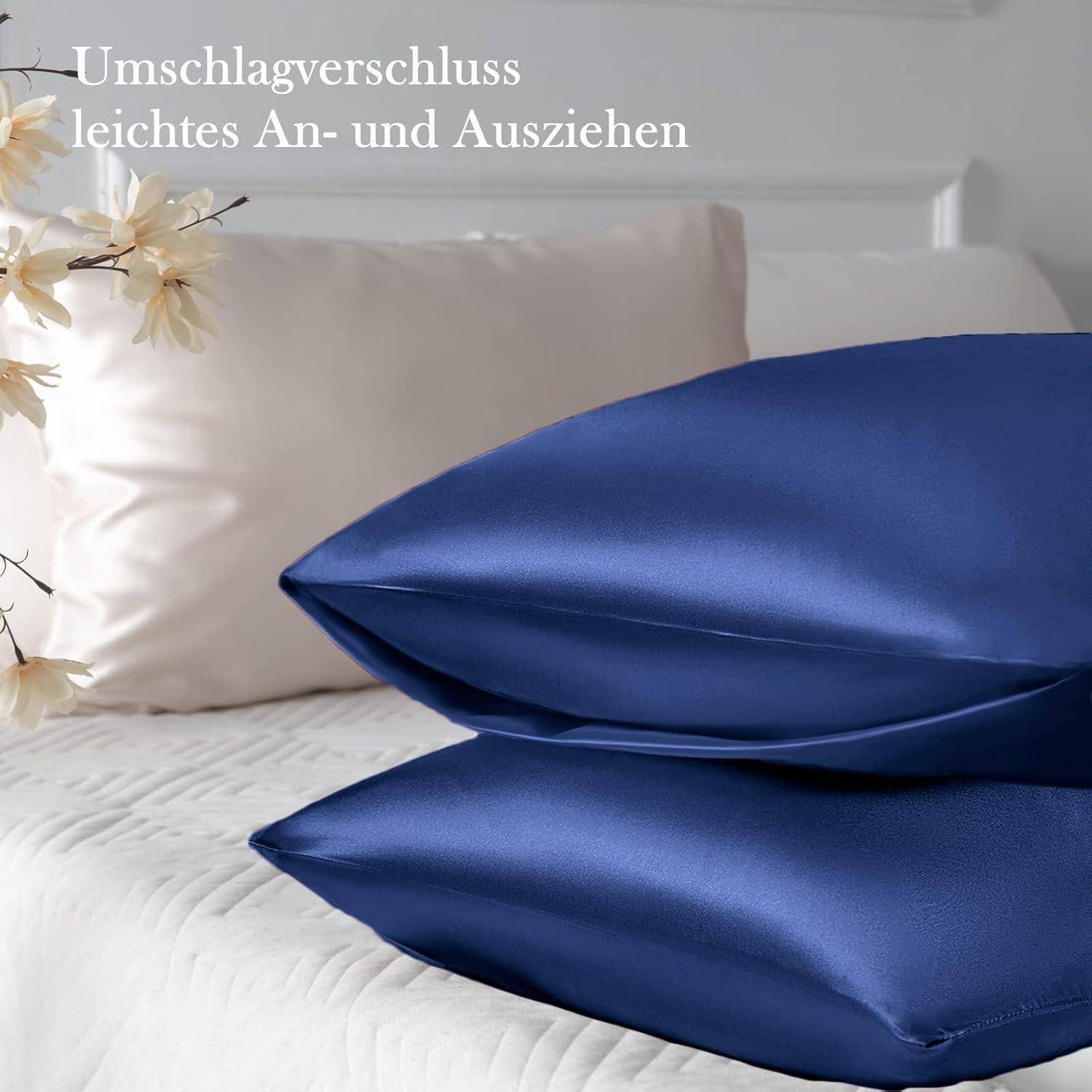 Kissen mit blauer Satin-Kissenhülle auf einem Bett mit hellen Laken, das einen Umschlagverschluss für einfache Handhabung präsentiert.