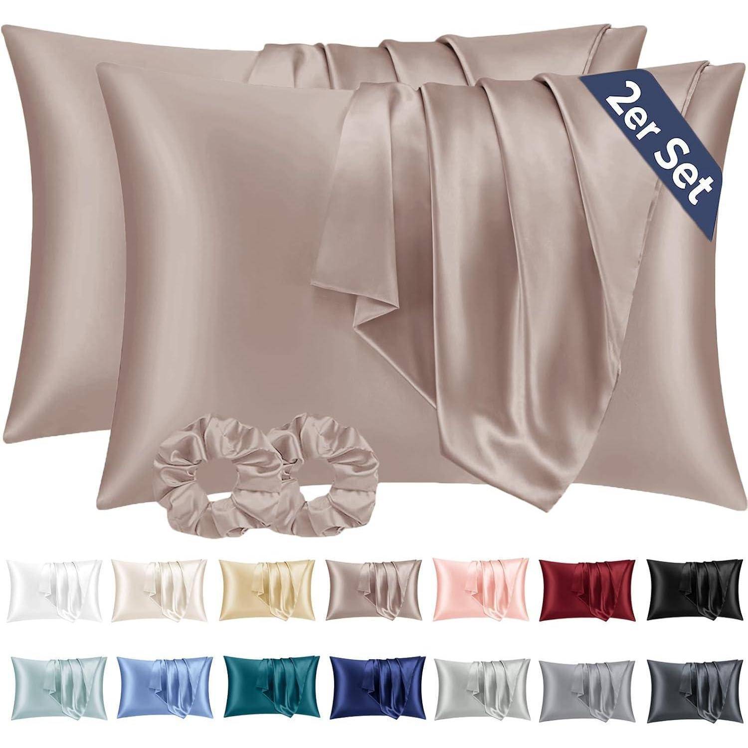 Ein Set bestehend aus zwei beigen Satin-Kissenbezügen und passenden Haargummis, mit einem Etikett, das 
