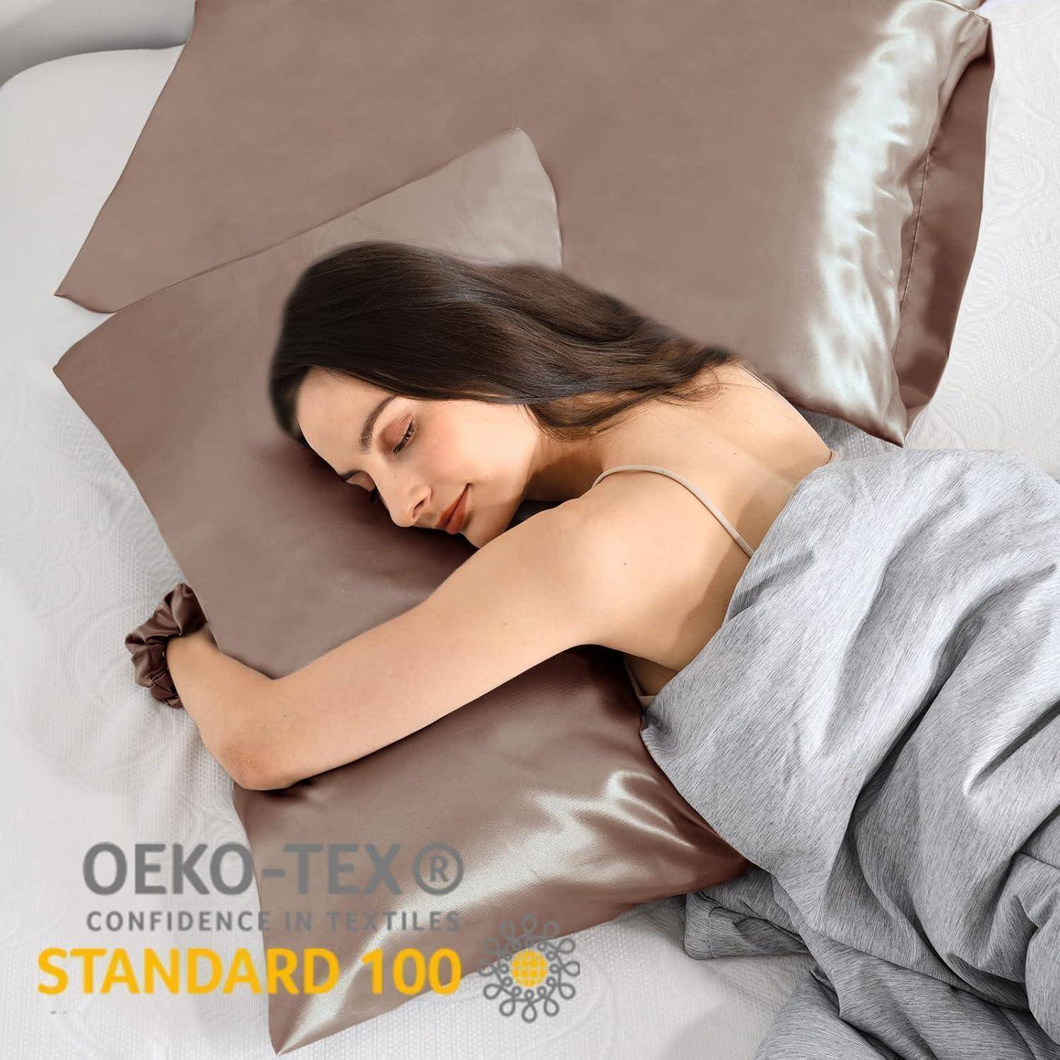 Eine Frau ruht auf einem Bett mit braunen Seidenlaken, teilweise von einer silbernen Decke bedeckt. Das Logo 