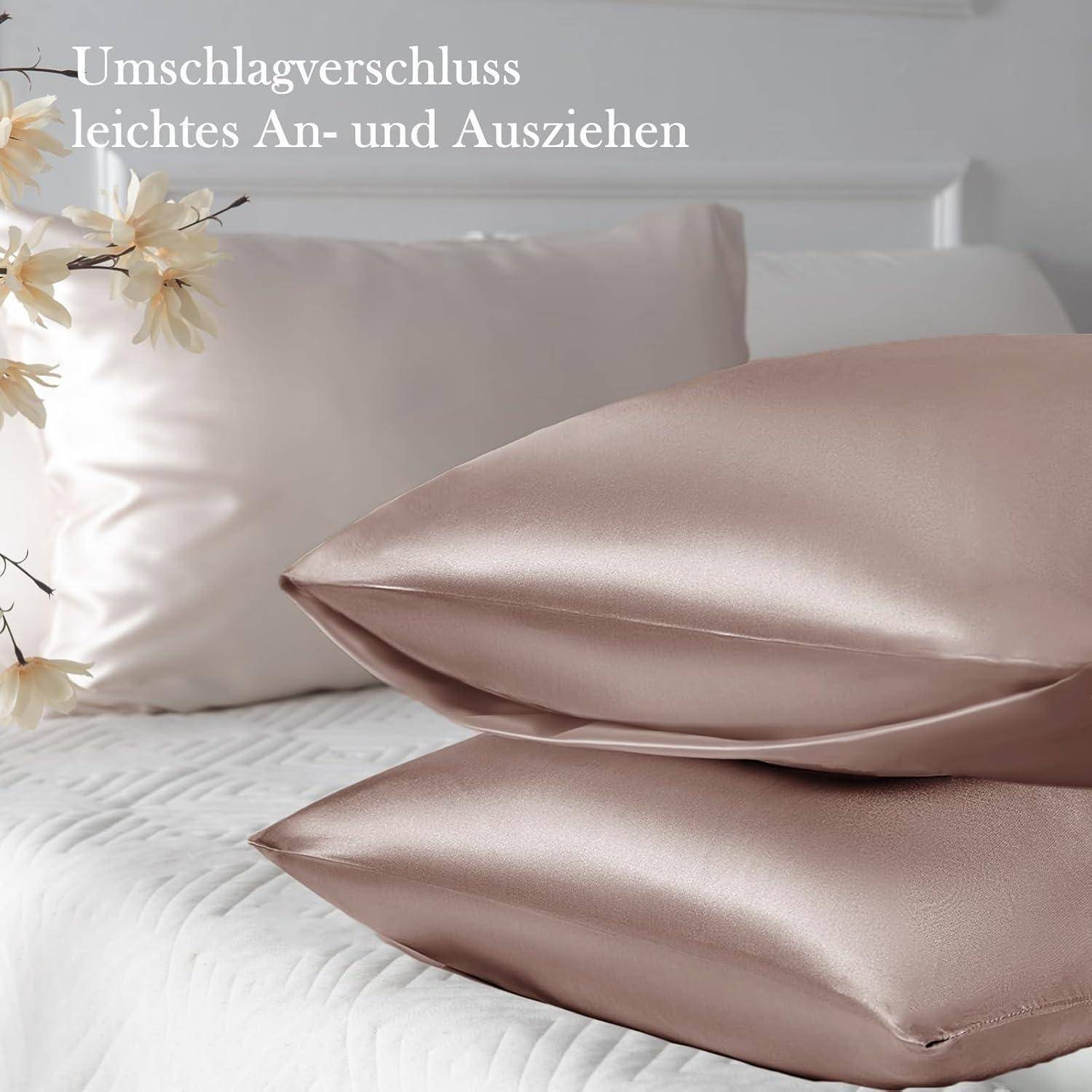 Ein Bett mit zwei beigen Seidenkissen; weißer Wandtext liest sich 