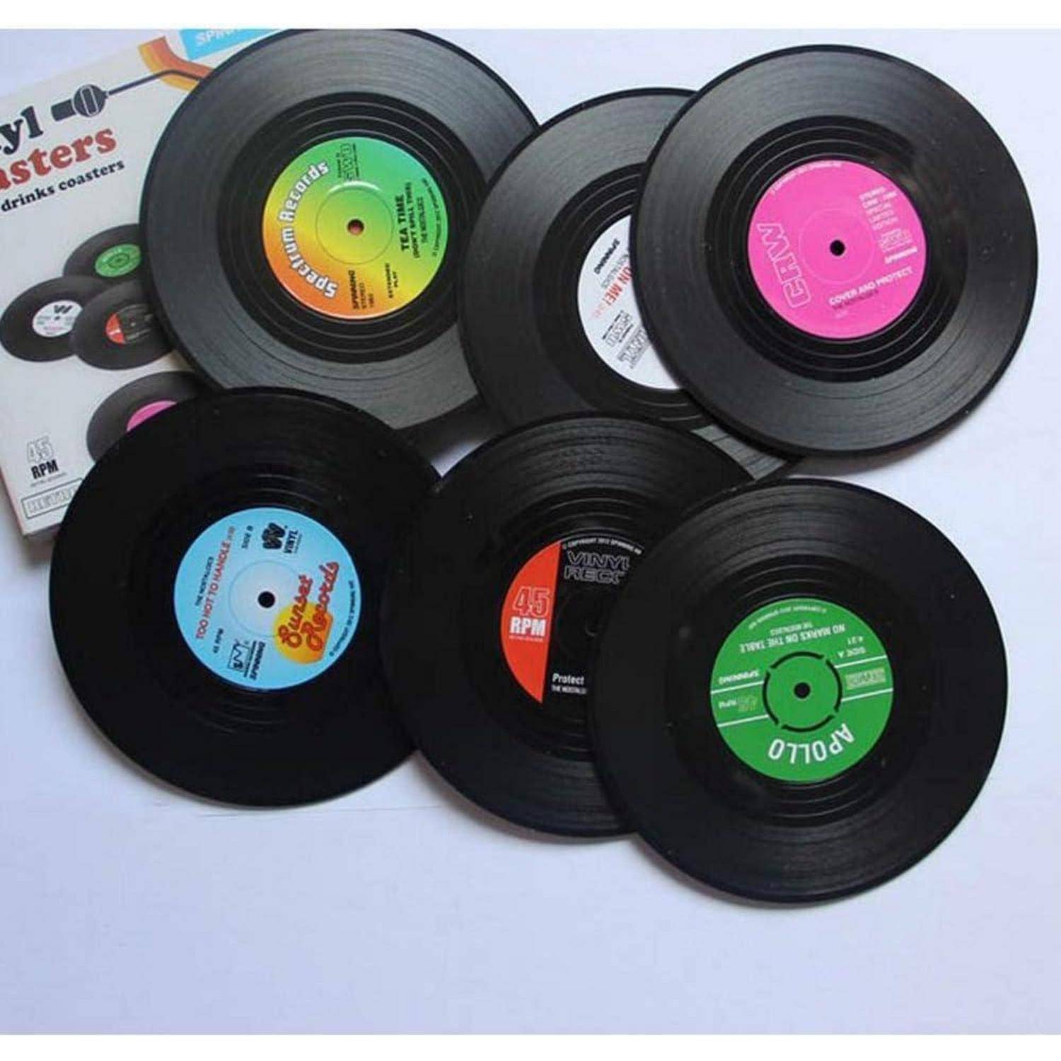 Untersetzer im Vinyl-Schallplatten-Design, die jeweils ein anderes Plattenlabel repräsentieren. Sechs Untersetzer werden präsentiert, mit bunten Etiketten.