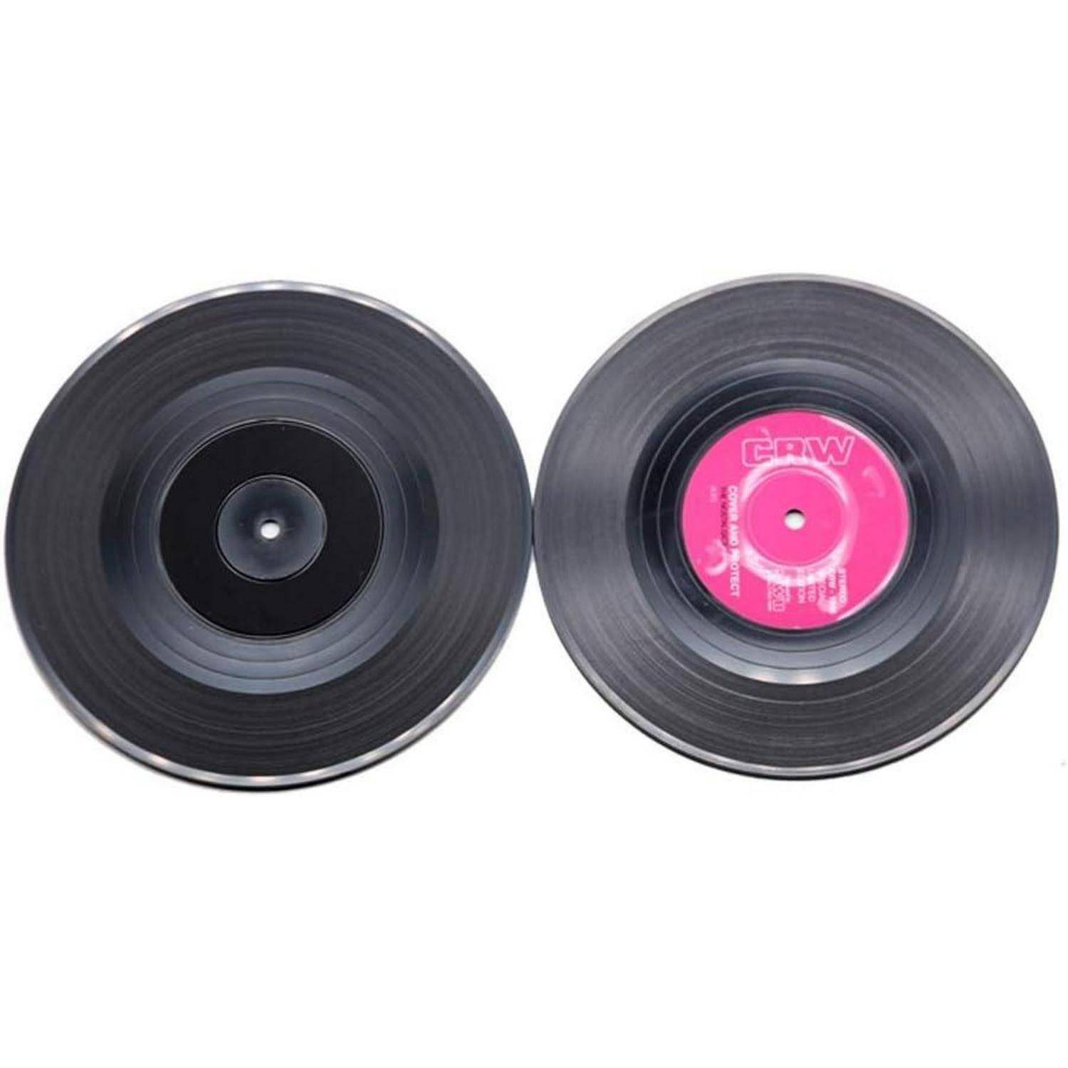 Zwei Schallplatten werden nebeneinander präsentiert. Die linke Schallplatte ist einfarbig schwarz. Die rechte Schallplatte hat ein pinkes Etikett mit weißer Schrift.