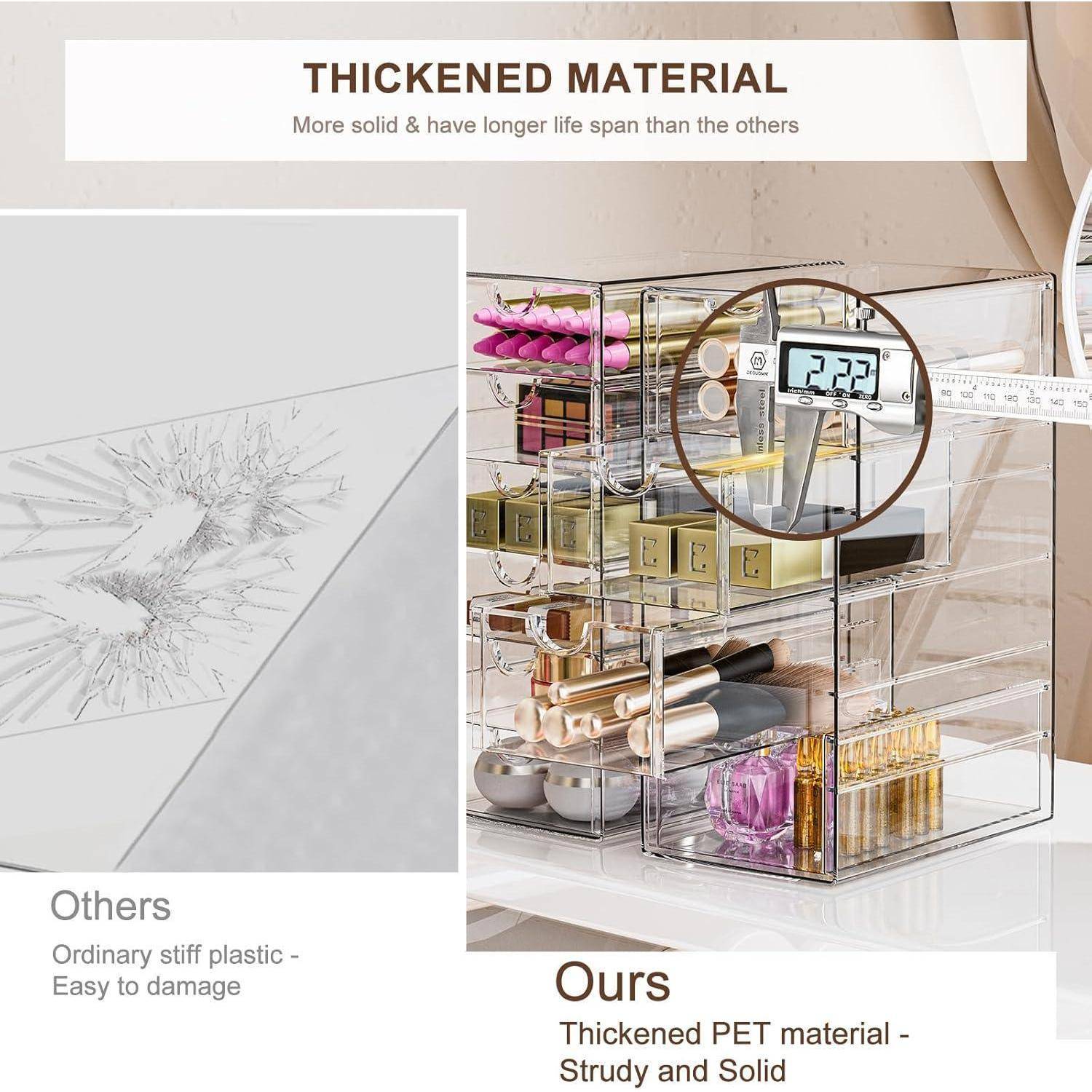 Acryl-Make-up-Organizer aus verstärktem Material mit mehreren Fächern zur Aufbewahrung von Kosmetikprodukten, dekoriert mit goldenen Akzenten und integrierter digitaler Uhr.