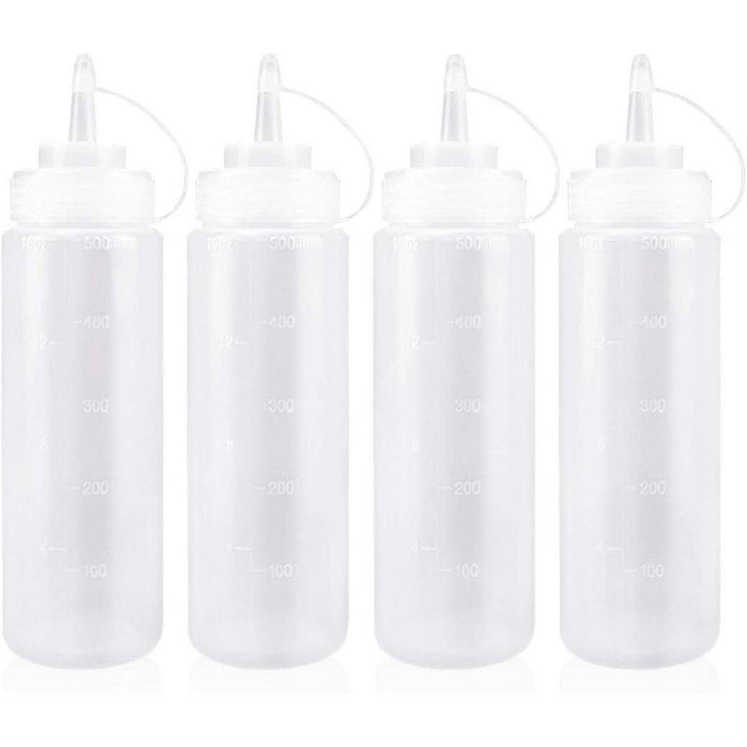 Vier durchsichtige Plastikquetschflaschen mit spitzen Ausgüssen und angebrachten Verschlussdeckeln, die zum Ausgießen von Flüssigkeiten wie Saucen oder Ölen verwendet werden.