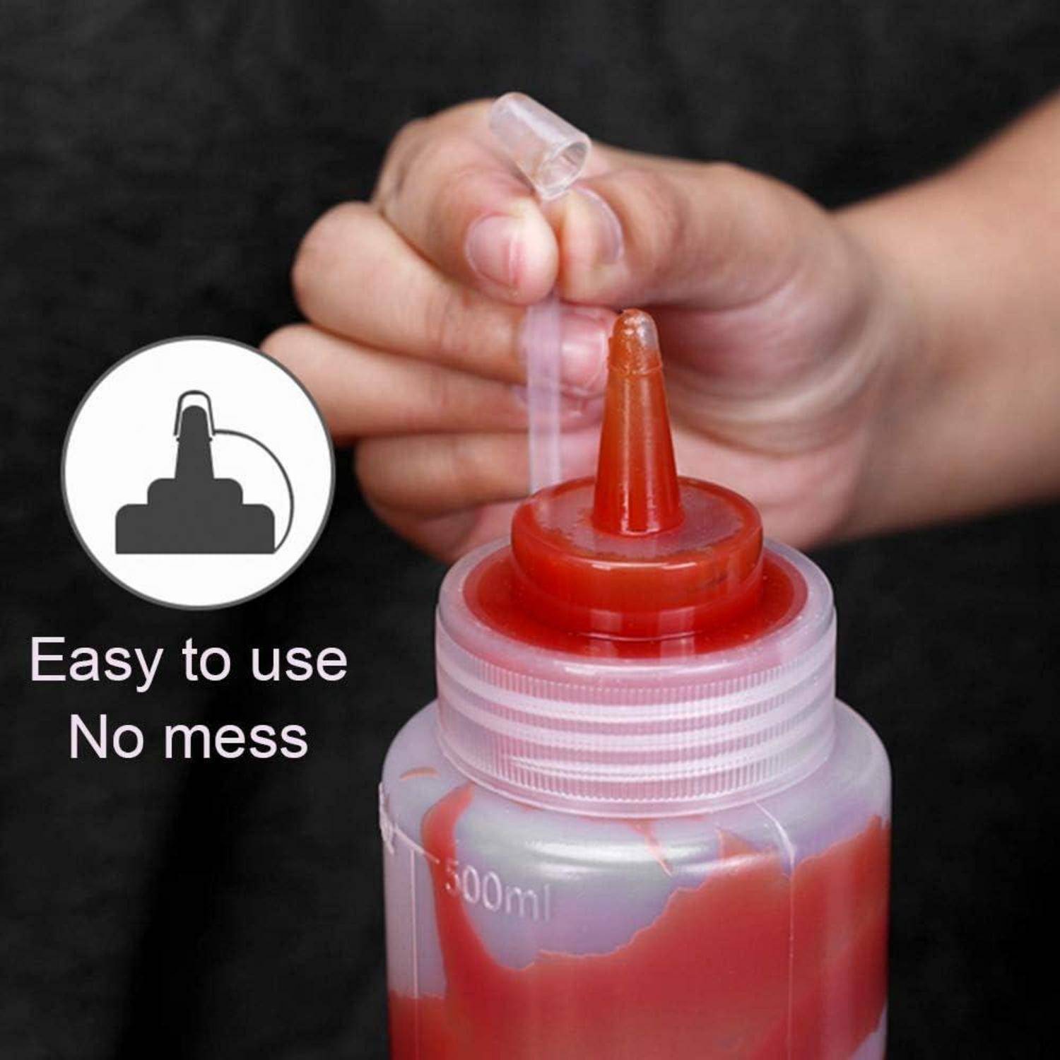 Hand drückt Ketchup-Flasche mit Ausgussspitze, Text lautet: 