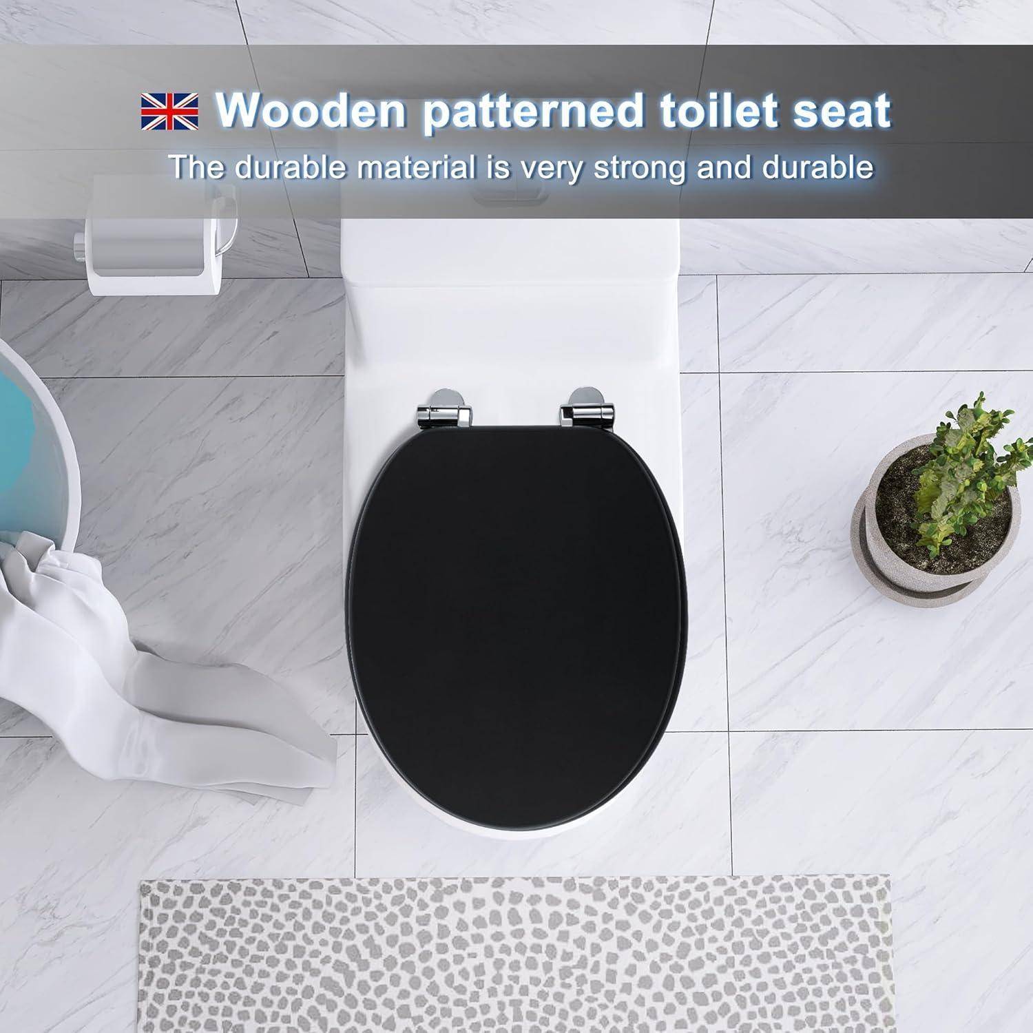 Draufsicht eines Badezimmers mit einem holzmustrigen Toilettensitz in einer modernen Umgebung, zusammen mit dekorativen Pflanzen und einem Handtuch.