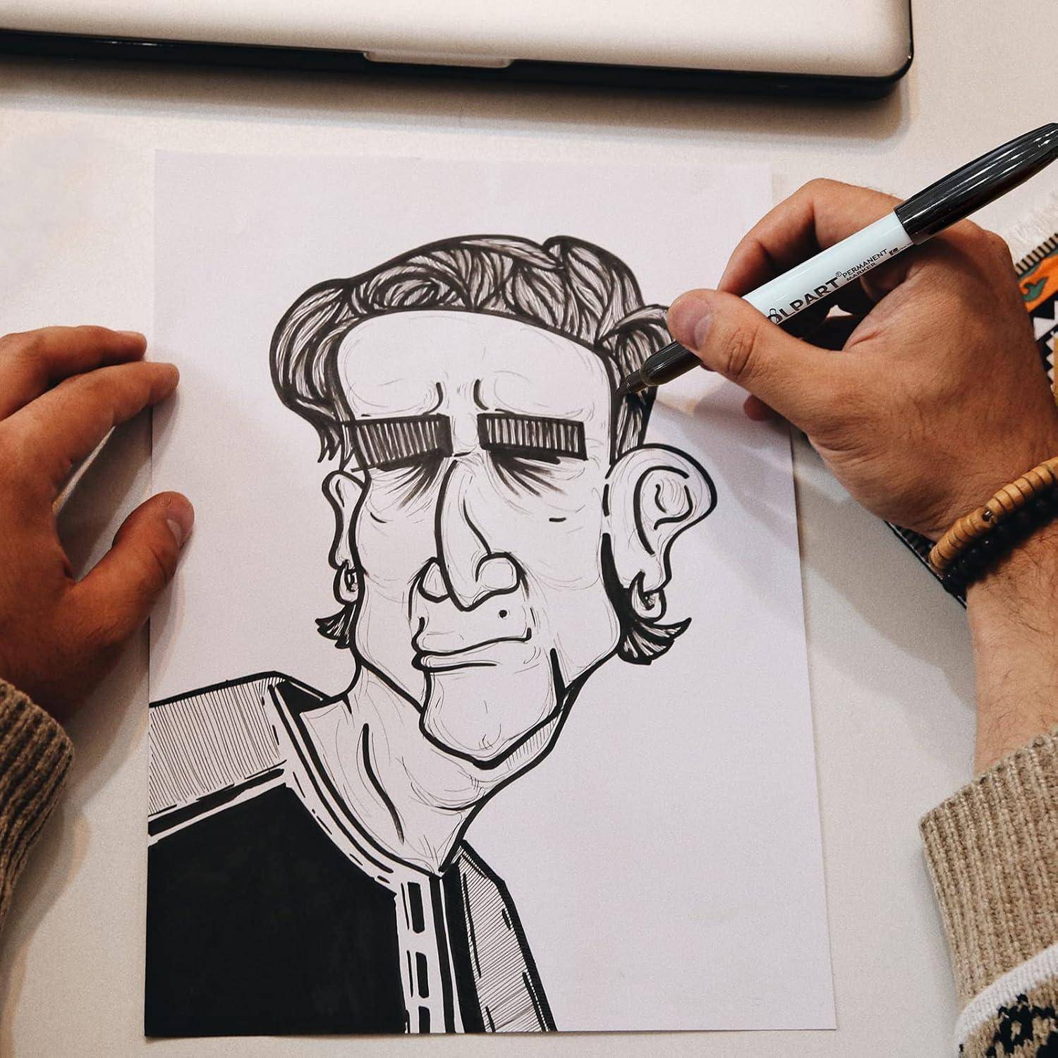 Eine Person zeichnet eine Cartoon-Figur auf Papier. Die Figur hat übertriebene Gesichtszüge und trägt ein gemustertes Oberteil. Ein Laptop ist teilweise zu sehen.