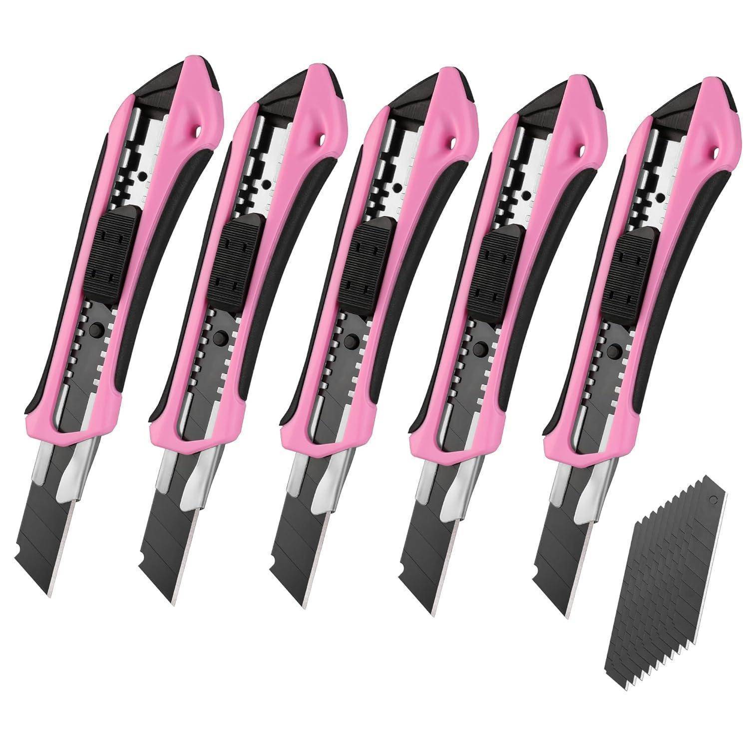 Fünf rosa Utility-Messer nebeneinander angeordnet, mit ausgezogenen einfahrbaren Klingen, wobei jedes Messer schwarze Griffakzente aufweist.