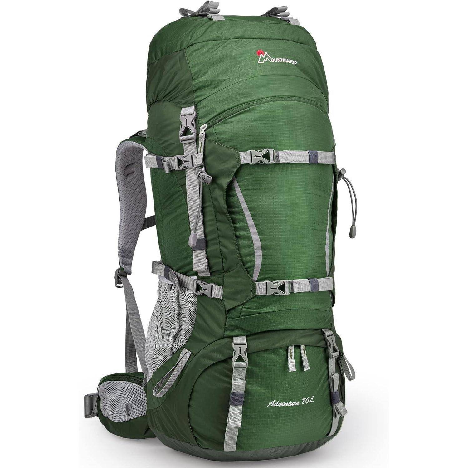 Ein grüner Wanderrucksack mit mehreren Fächern, verstellbaren Trägern und einem Logo in der Nähe des oberen Randes, konzipiert für Outdoor-Abenteuer.