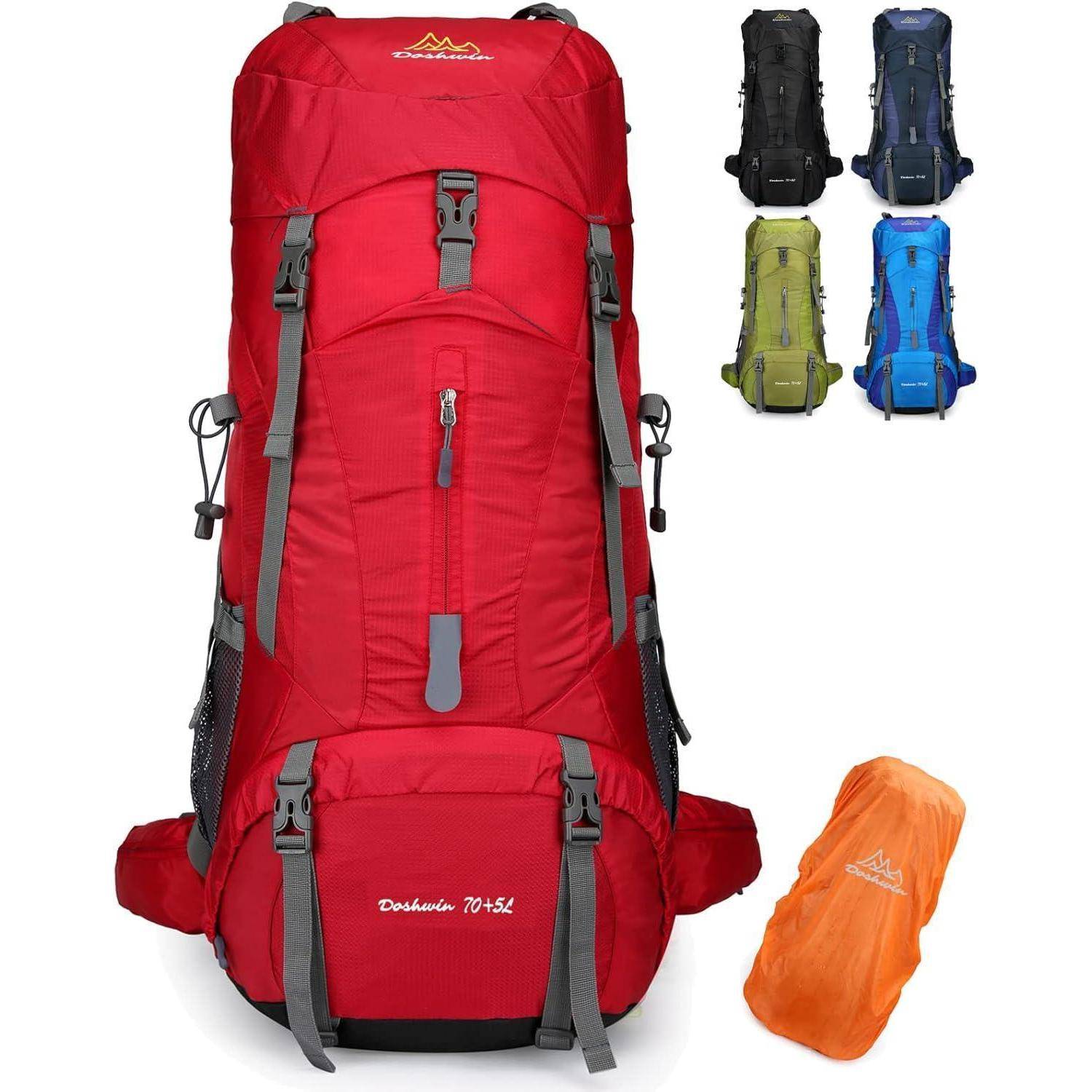 Ein großer roter Wanderrucksack mit mehreren Fächern und Riemen, abgebildet mit einer orangefarbenen Regenhülle. Kleinere schwarze, blaue, grüne und gelbe Rucksäcke sind in der Ecke zu sehen.