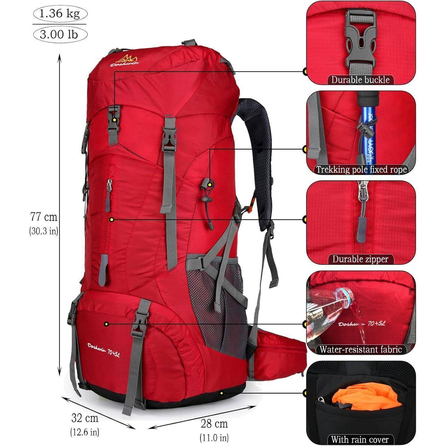 Roter Wanderrucksack mit verstellbaren Trägern, mehreren Seitentaschen, robustem Schnallenverschluss, Wanderstockschlaufe, wasserfester Stoffoberfläche und Regenschutzüberzug. Abmessungen 77 cm x 32 cm x 28 cm, Gewicht 1,36 kg.