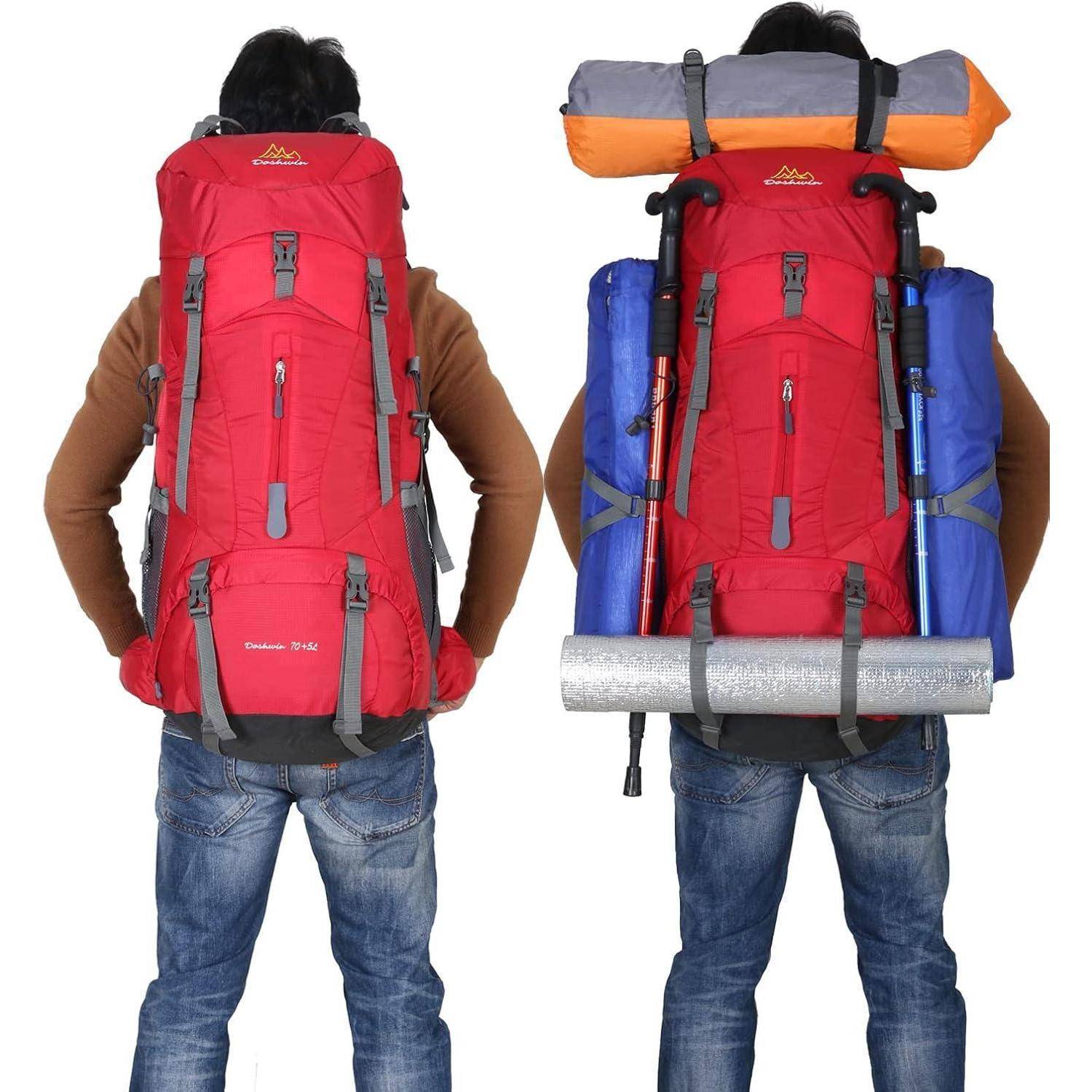 Eine Person mit einem großen roten Wanderrucksack, vollständig ausgerüstet mit einem Schlafsack, zusammengerollter Matte und zusätzlicher Ausrüstung, die an den Seiten befestigt ist.