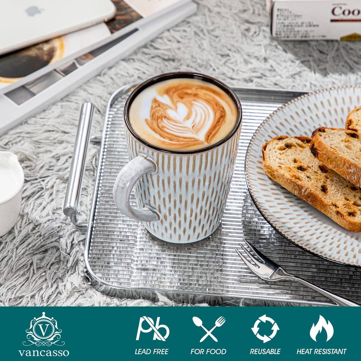 Ein Tablett mit einer Tasse Kaffee mit Latte Art und zwei Toastscheiben. Ein Laptop und ein Kochbuch sind im Hintergrund teilweise zu sehen.