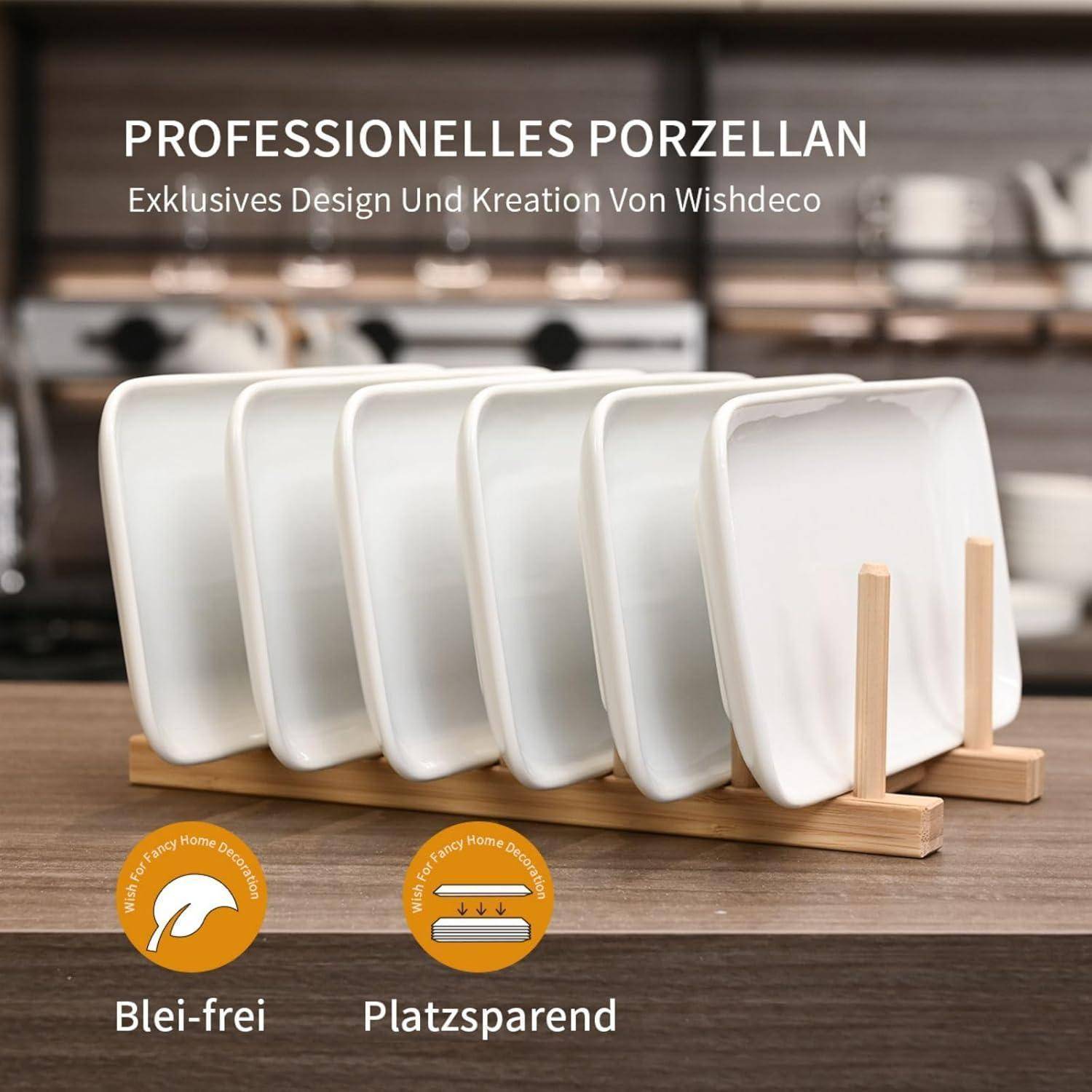 Ein Satz weiße Porzellanteller auf einem Holzregal in einer Küchenumgebung. Der Text auf Deutsch hebt das professionelle Design und die platzsparende Eigenschaft hervor.