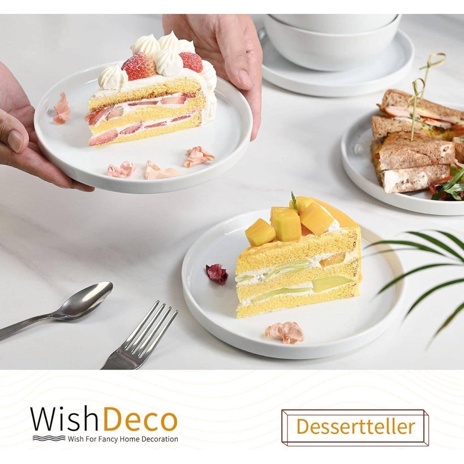 Eine Person hält einen Teller mit einem Erdbeercremekuchen. Ein anderer Teller zeigt einen Mangokuchen und Brotscheiben auf einem dritten Teller.