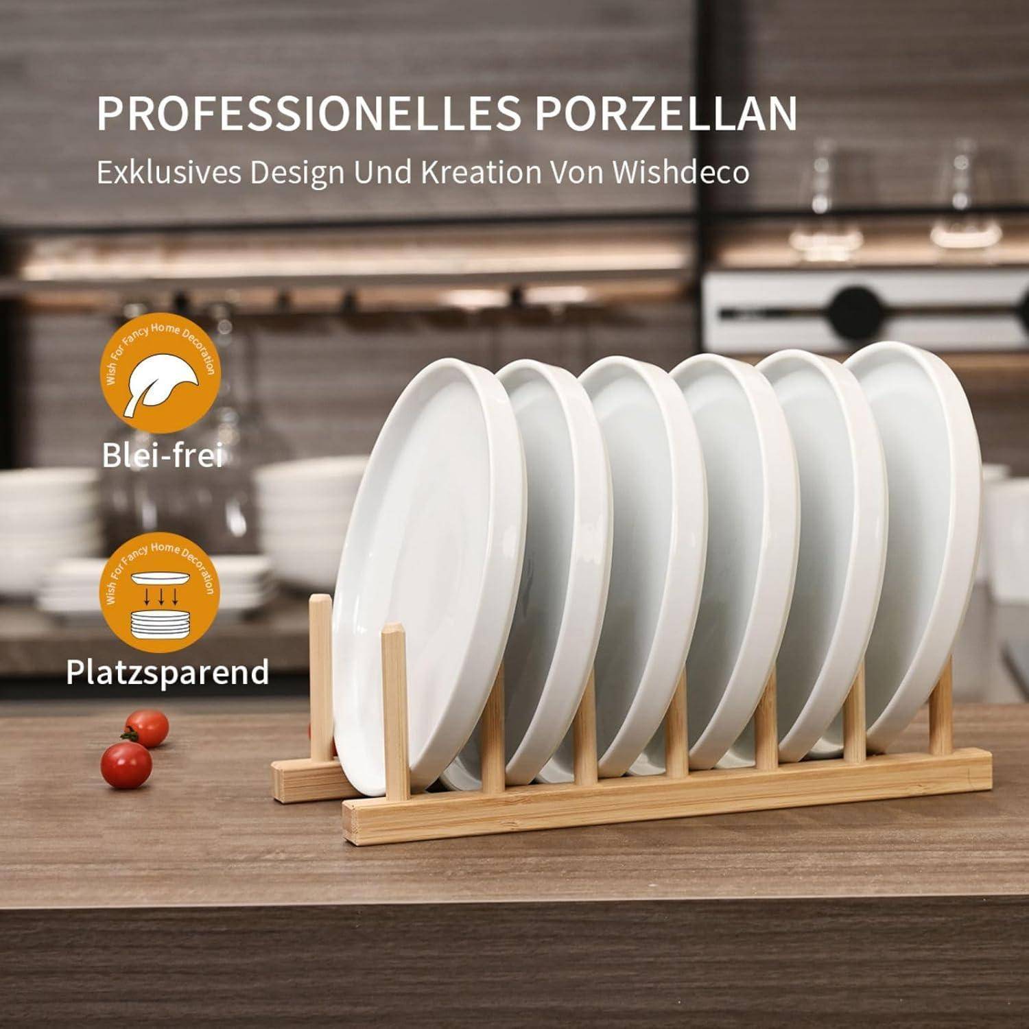 Sieben weiße Porzellanteller sind ordentlich in einem Holzständer auf der Küchenarbeitsplatte angeordnet. Der deutsche Text hebt ihr bleifreies und platzsparendes Design hervor.