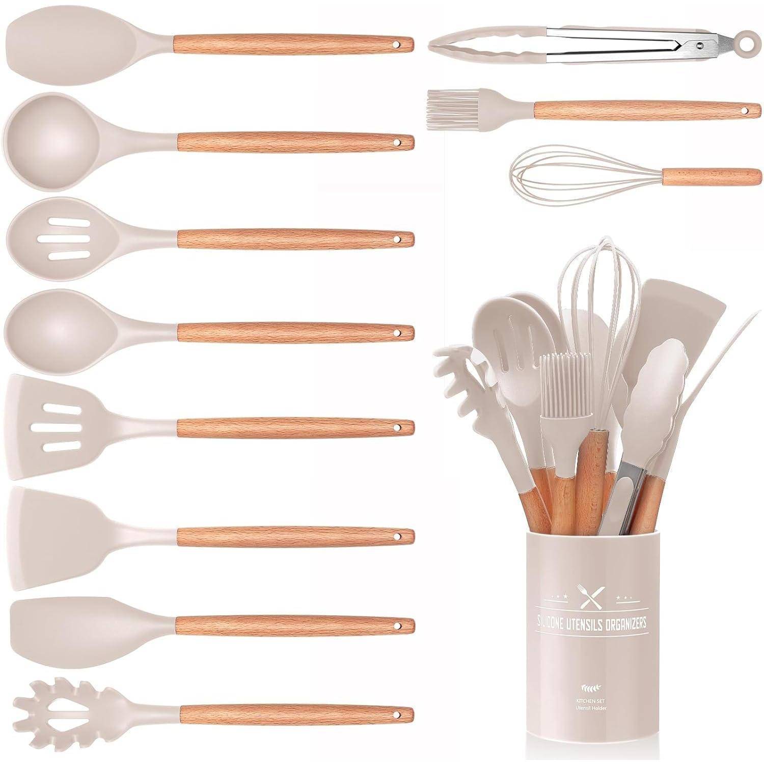 Ein Set von Küchenutensilien mit Holzgriffen, darunter Löffel, Pfannenwender, Zangen und ein Schneebesen, präsentiert neben einem passenden Utensilienbehälter.