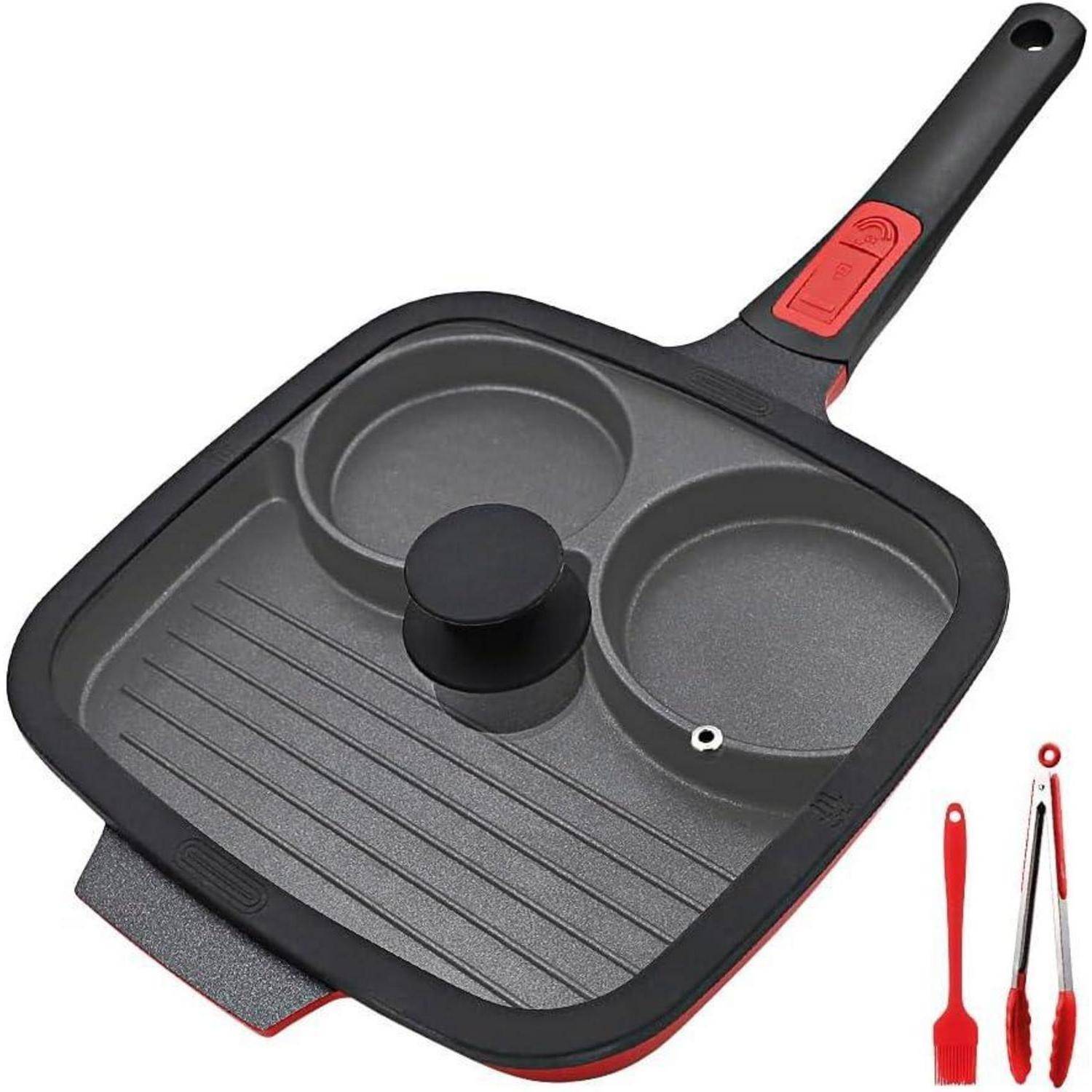 Eine schwarze Mehrfach-Bratpfanne mit Griff, die Bereiche zum Grillen und zwei runde Fächer umfasst. Inklusive roter Küchenutensilien.