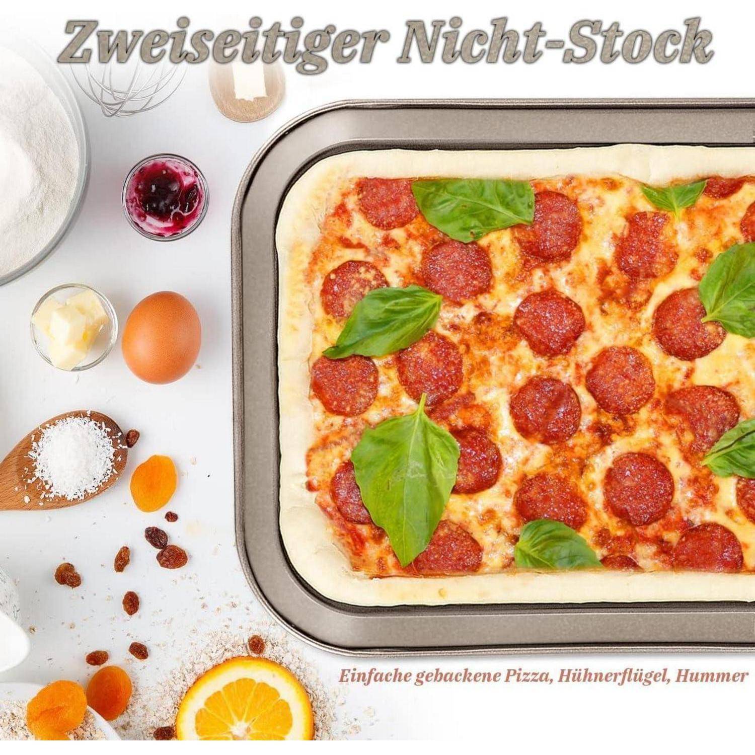 Eine frisch gebackene Pizza mit Peperoni und Basilikum auf einem Tablett. Zutaten wie Mehl, Butter, Ei und Gewürze liegen in der Nähe.
