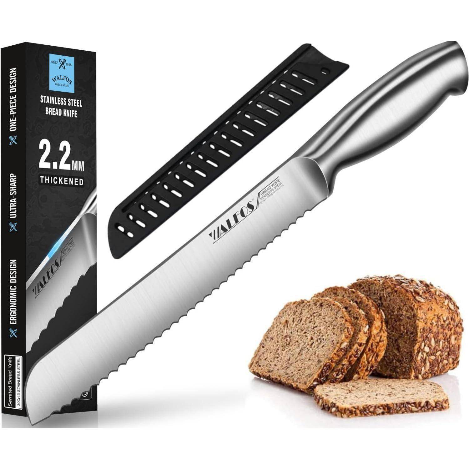 Ein gezacktes Brotmesser neben geschnittenem Brot, mit einer Schutzabdeckung und einer Verpackung mit der Aufschrift 