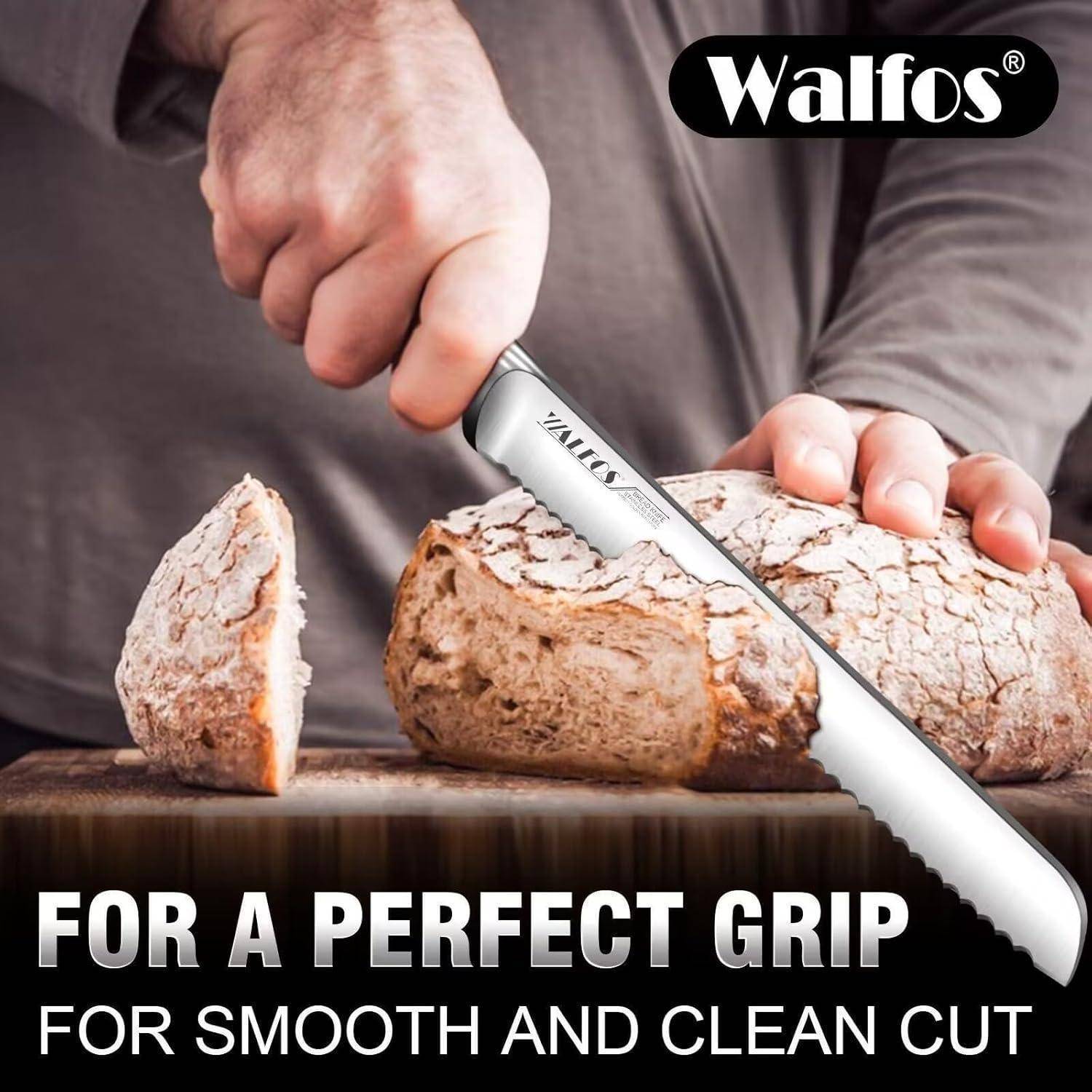 Eine Person, die ein Brotmesser mit Wellenschliff verwendet, um frisches Brot zu schneiden. Das Messer ist mit 'Walfos' beschriftet und der Text lautet 'Für einen perfekten Halt' und 'Für einen glatten und sauberen Schnitt'.