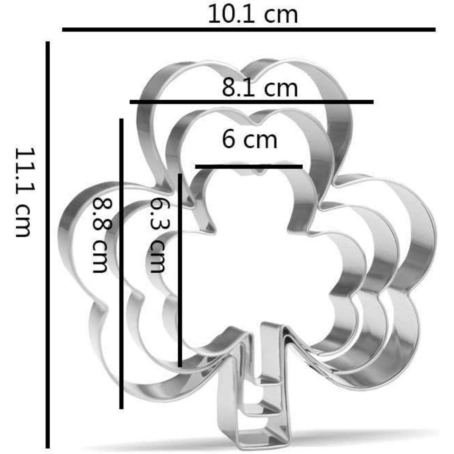 Kleeblattförmiger Metallausstechform mit Abmessungen: Breite 10,1 cm, Höhe 11,1 cm, Innenbreite 6 cm, Innenhöhe 6,3 cm und 8,8 cm.