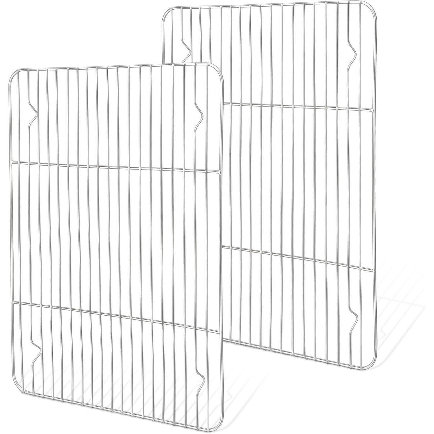 Zwei metallische Backofenroste mit parallelen Stäben, die zum Halten oder Abkühlen von Backwaren konzipiert sind.