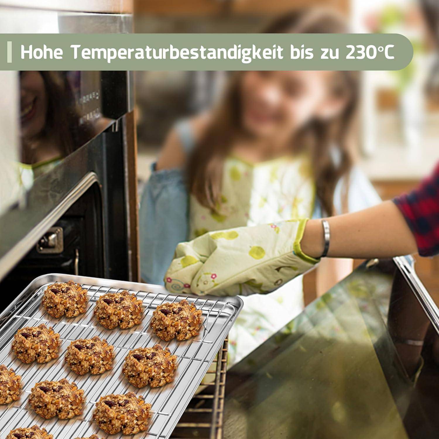 Eine Person mit einem Ofenhandschuh nimmt ein Backblech mit Keksen aus dem Ofen. Text: 'Hohe Temperaturbeständigkeit bis zu 230°C'.